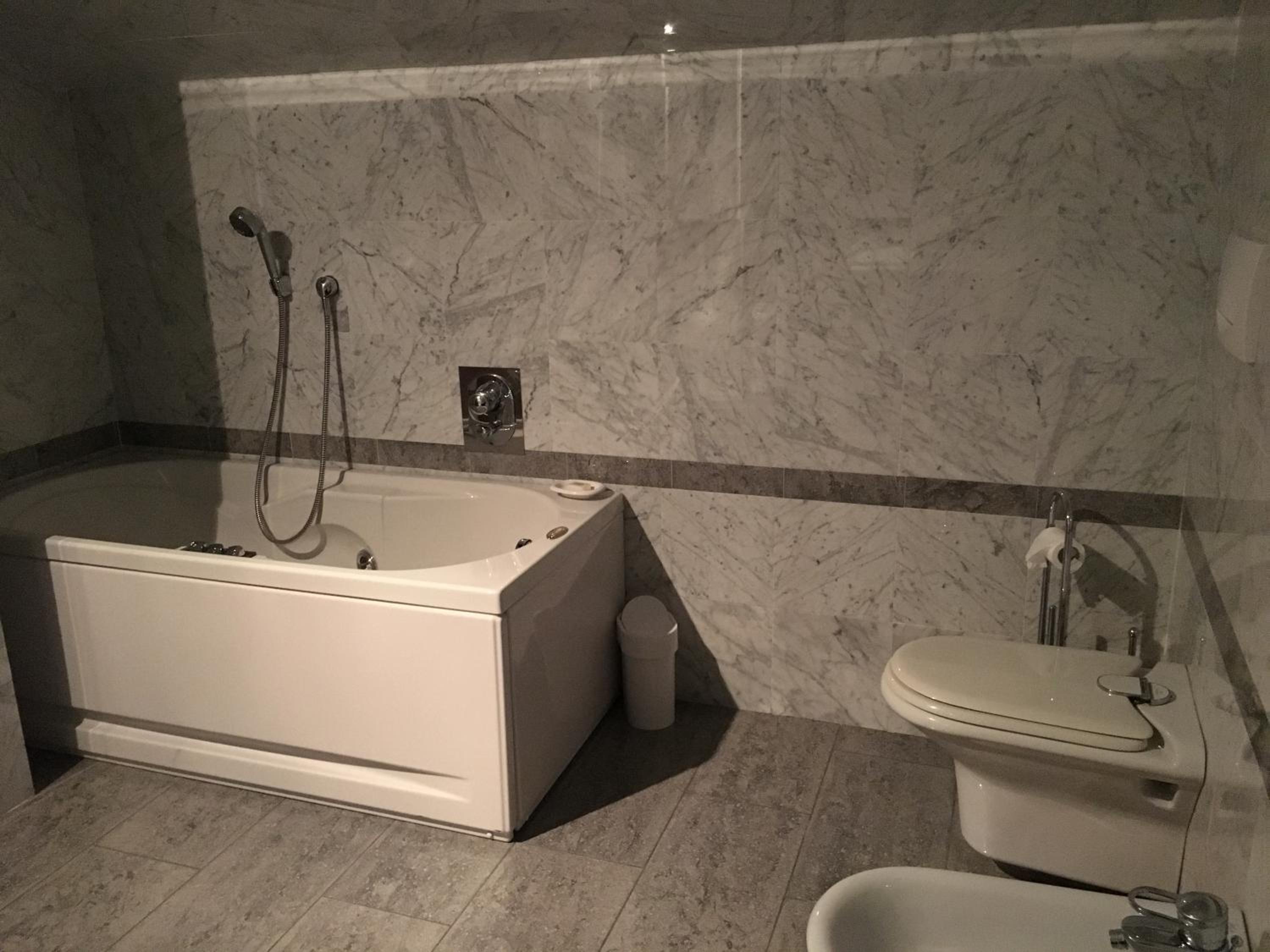 Suite with Hot Tub photo 2