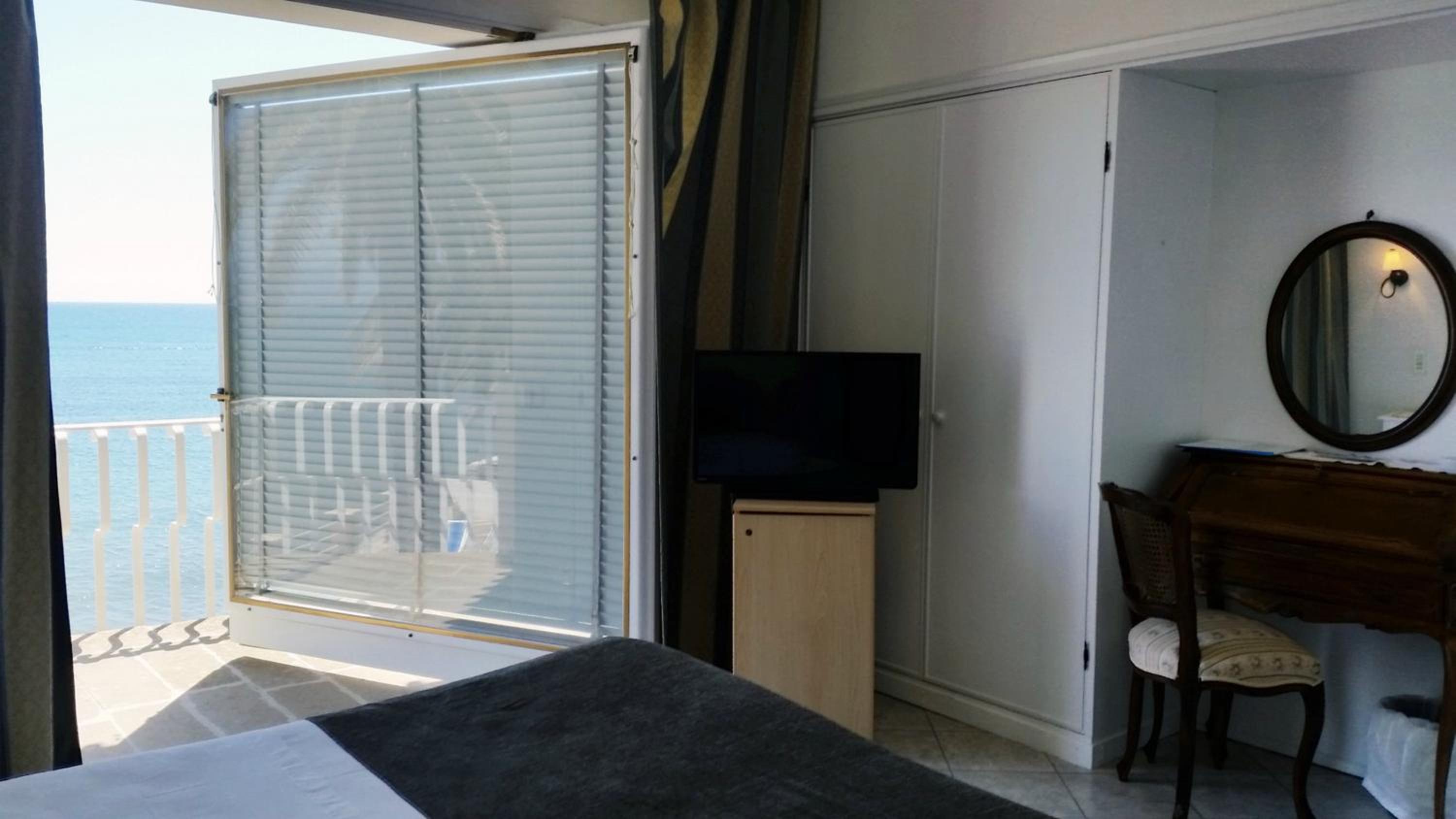 Superior Double Room with Sea View - Photo 9
