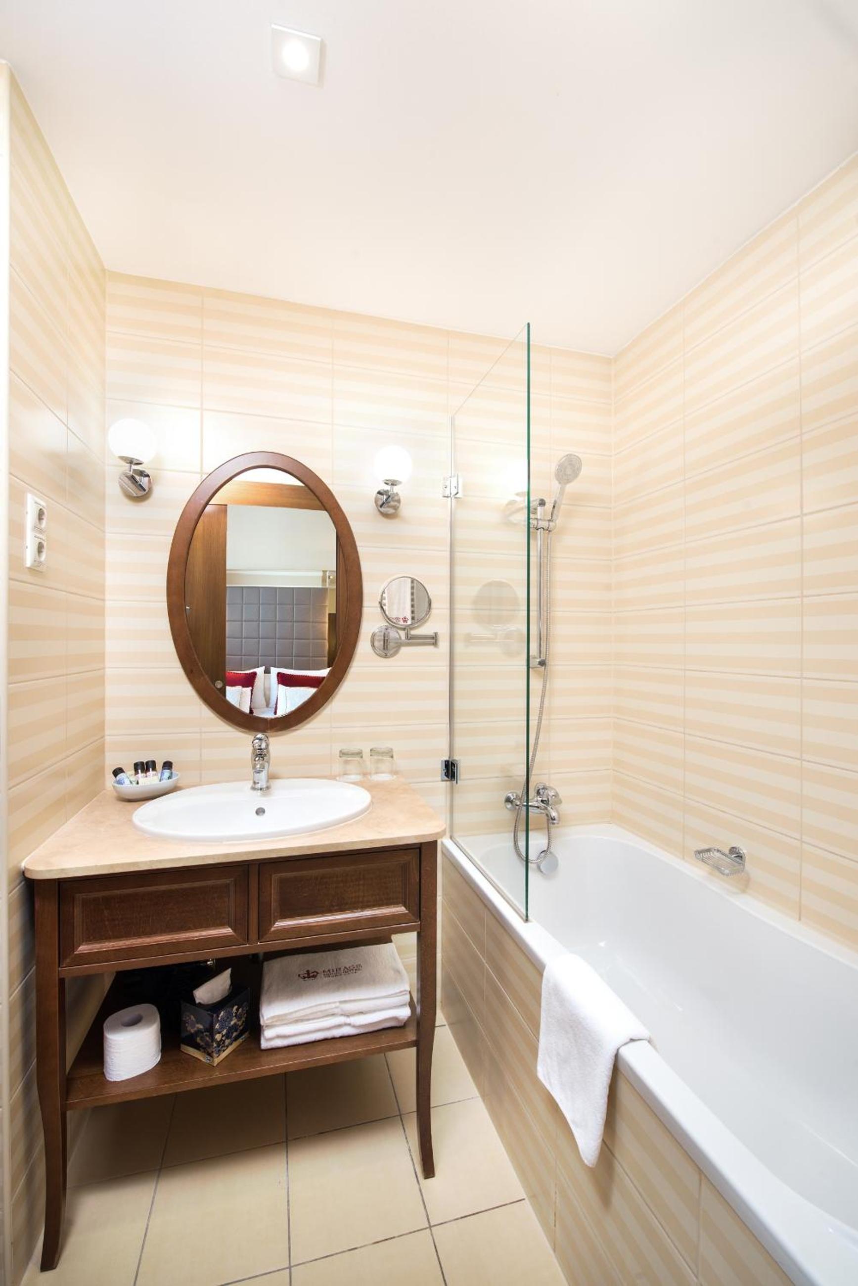 Superior Double Room with City View - Photo 3
