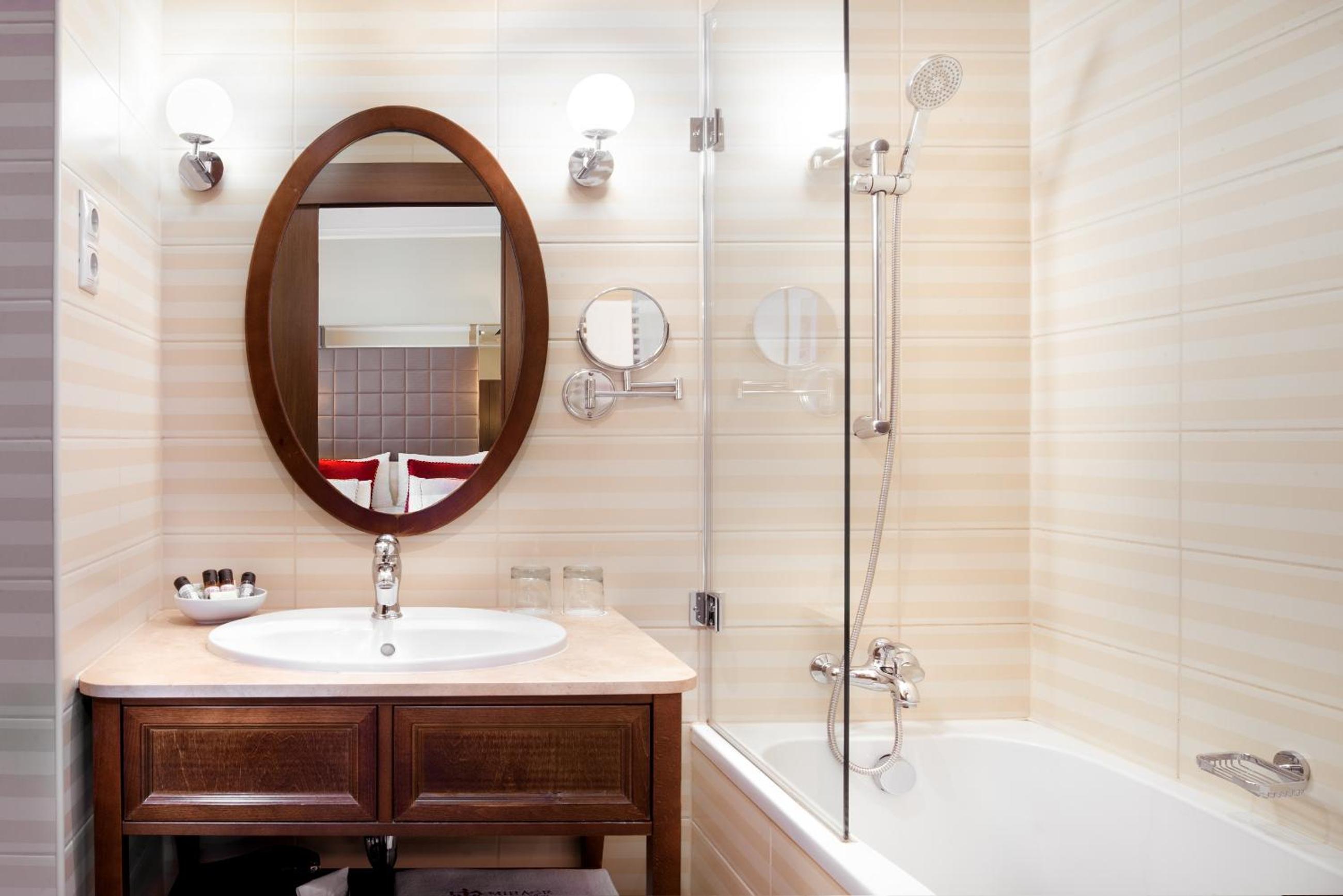 Superior Double Room with City View - Photo 4