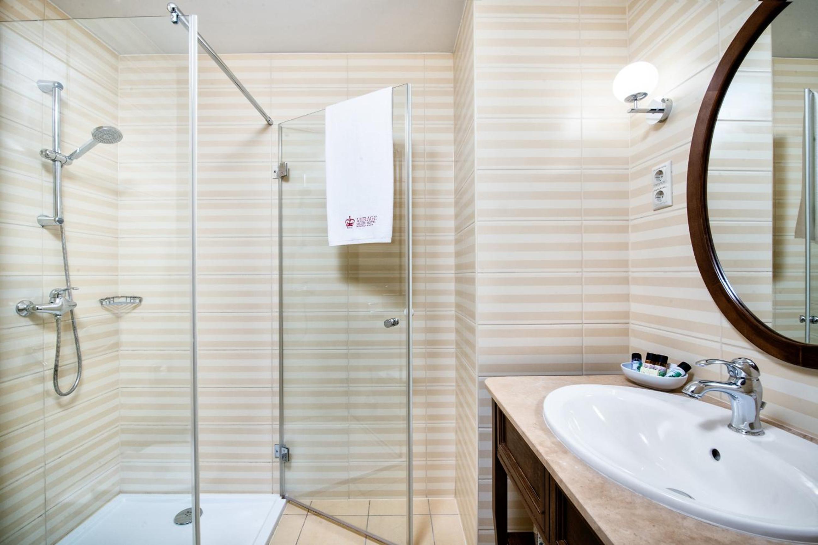 Superior Double Room with City View - Photo 5