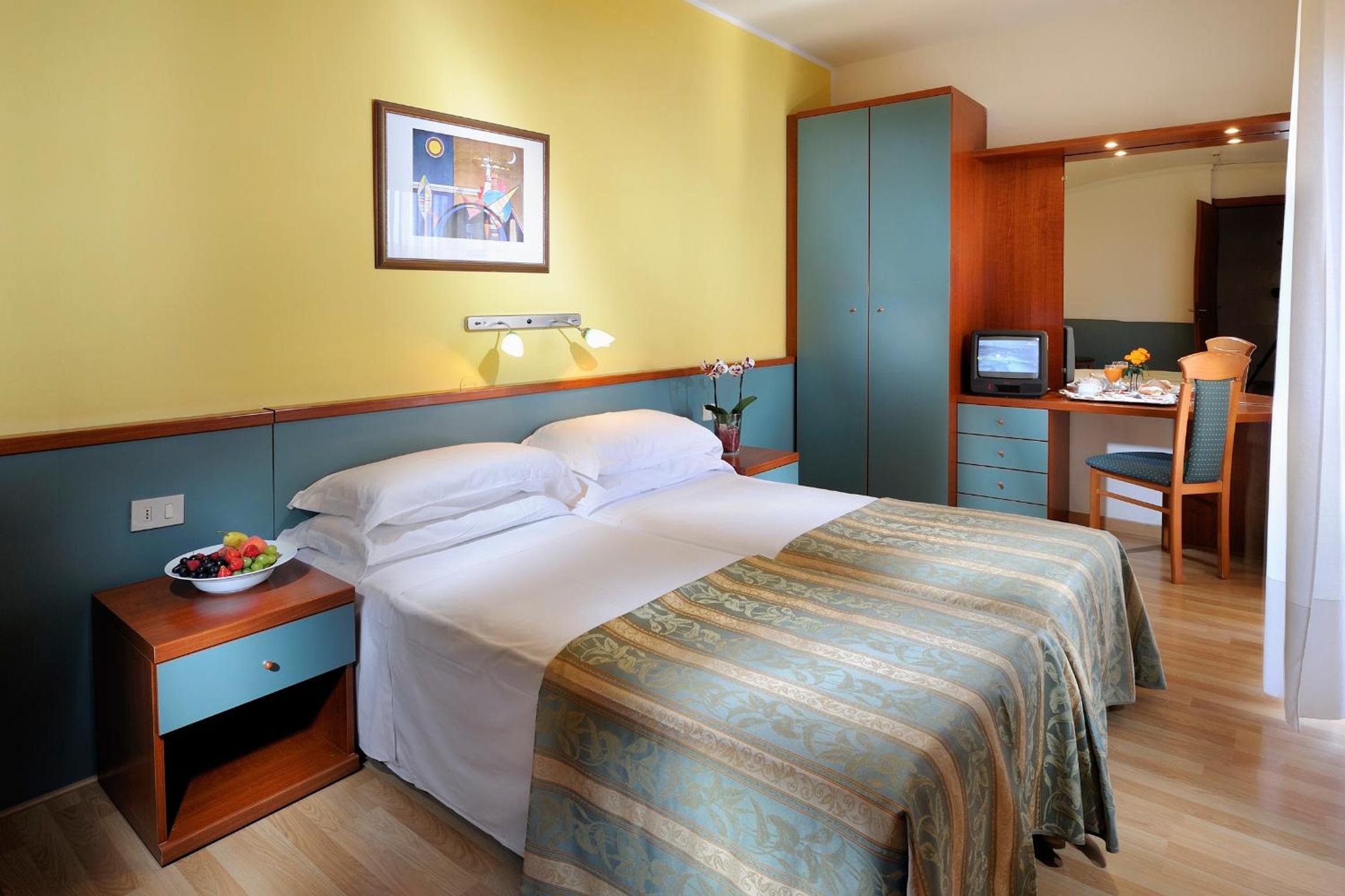 Double Room with Balcony - Photo 6
