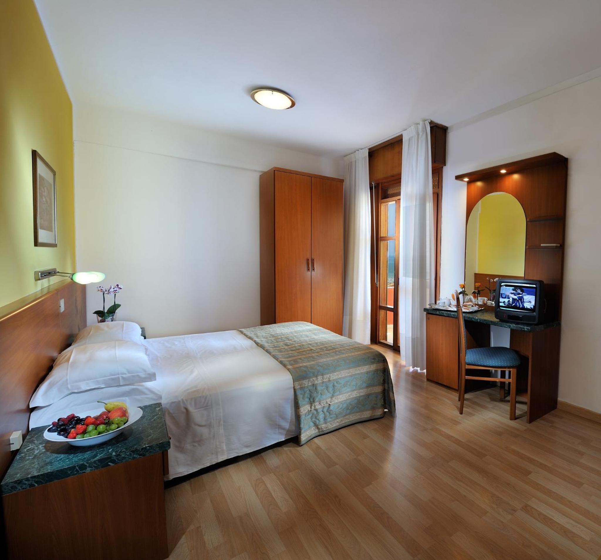Double Room with Balcony - Photo 7