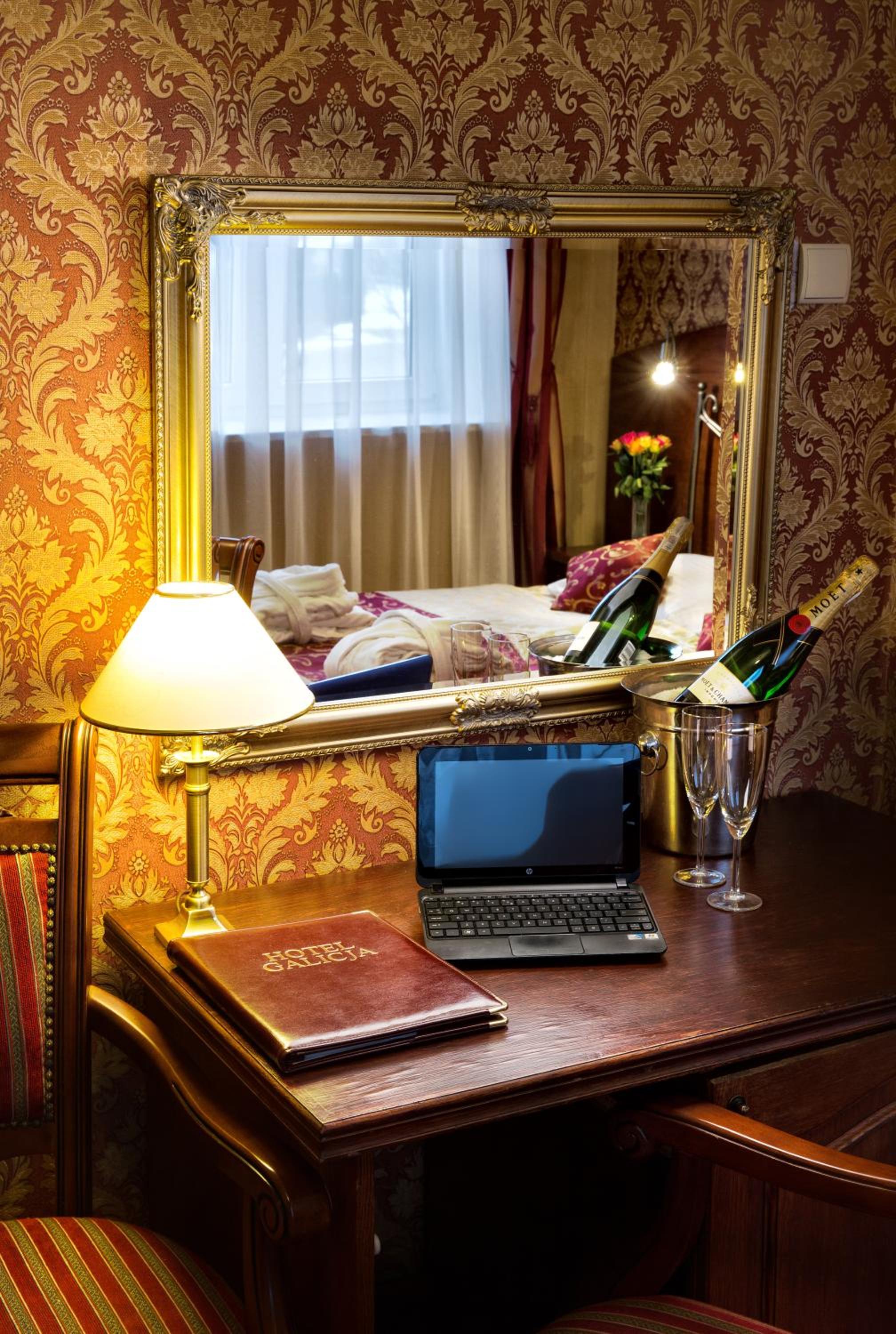 Deluxe Double Room - Photo 14