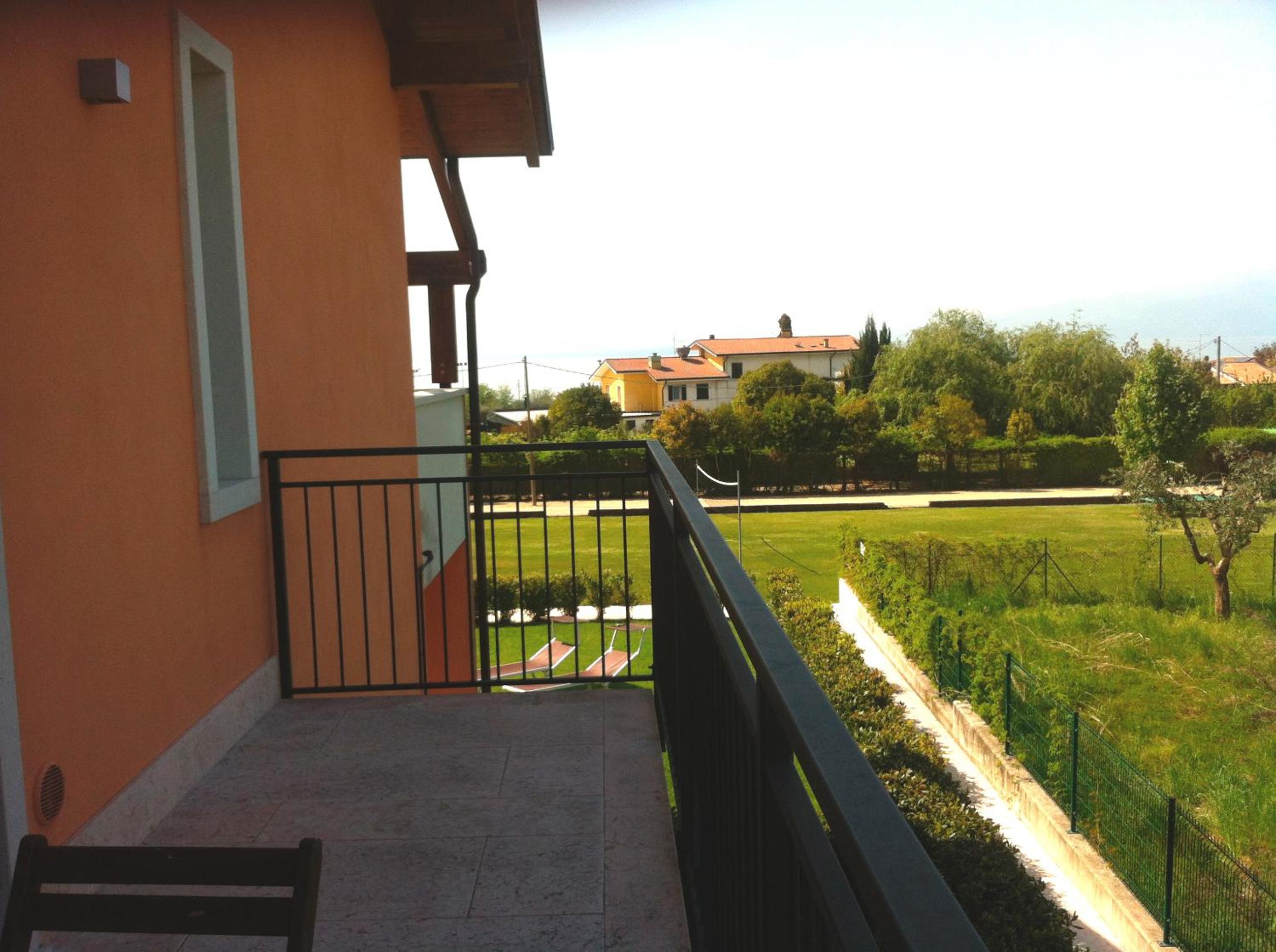 Comfort One-Bedroom Apartment Lateral with Partial Lake view - Photo 6