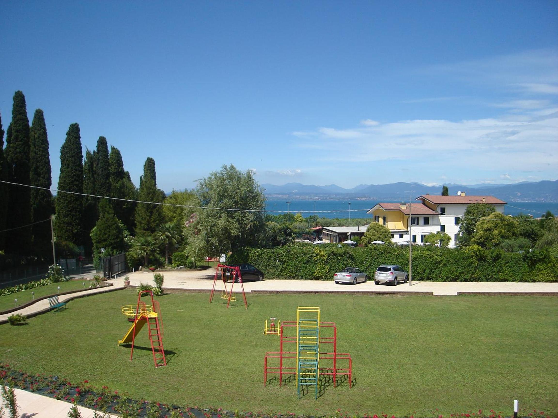 Comfort One-Bedroom Apartment with Terrace and Frontal Lake View - Photo 13