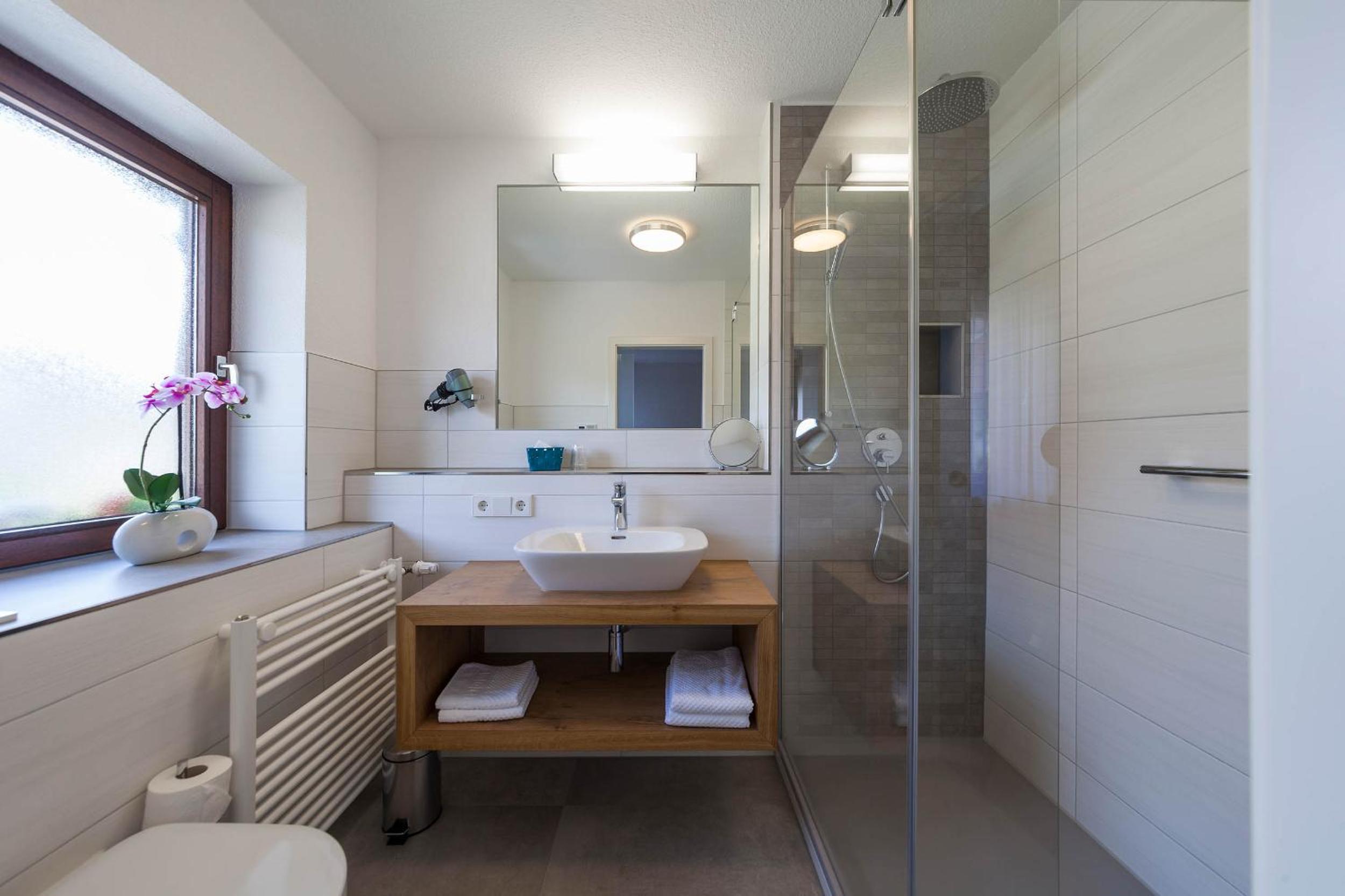 Double Room With Balcony and Partial Lake View photo 3