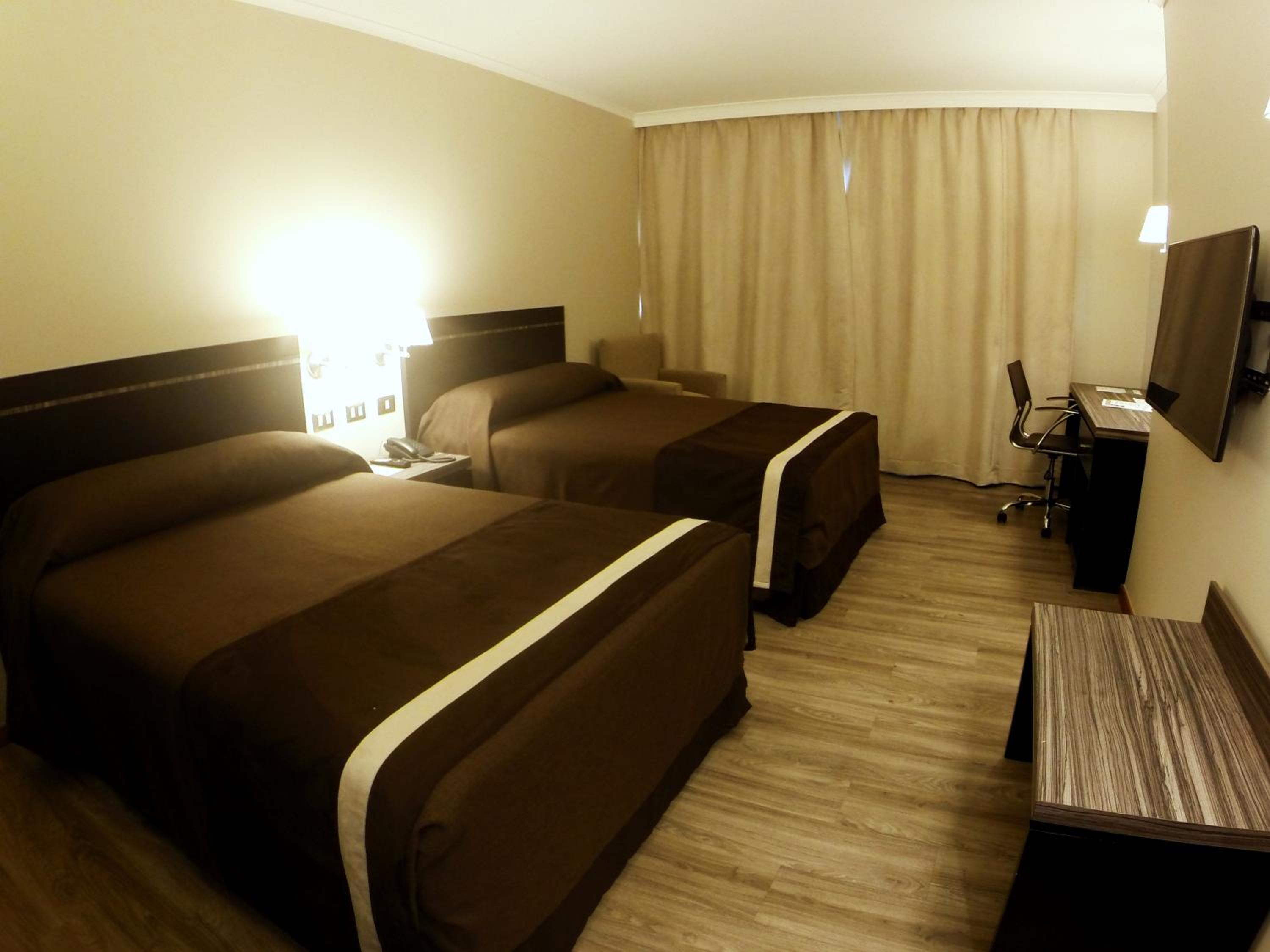 Queen Room with Two Queen Beds photo 3