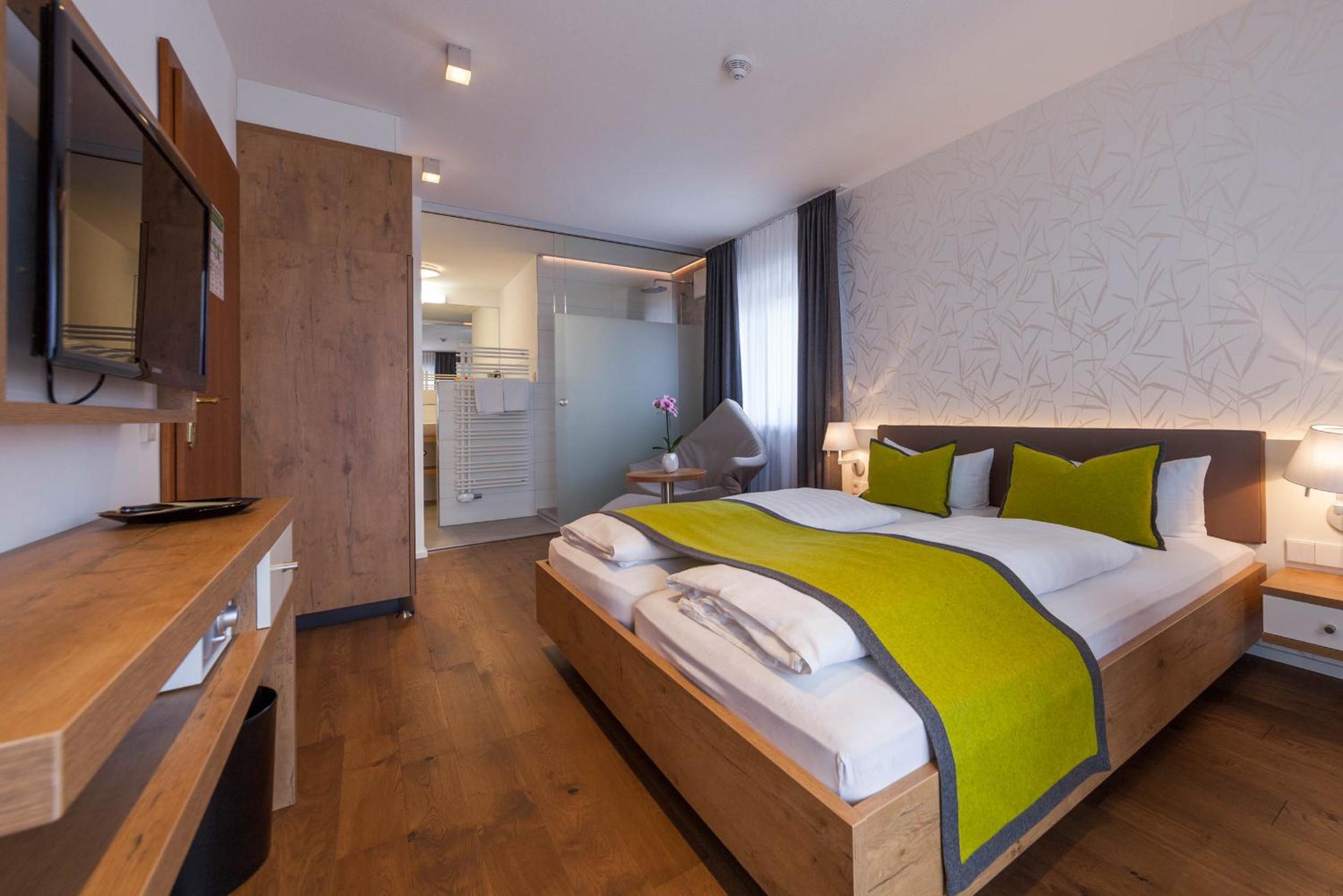 Double Room With Balcony and Partial Lake View photo 2