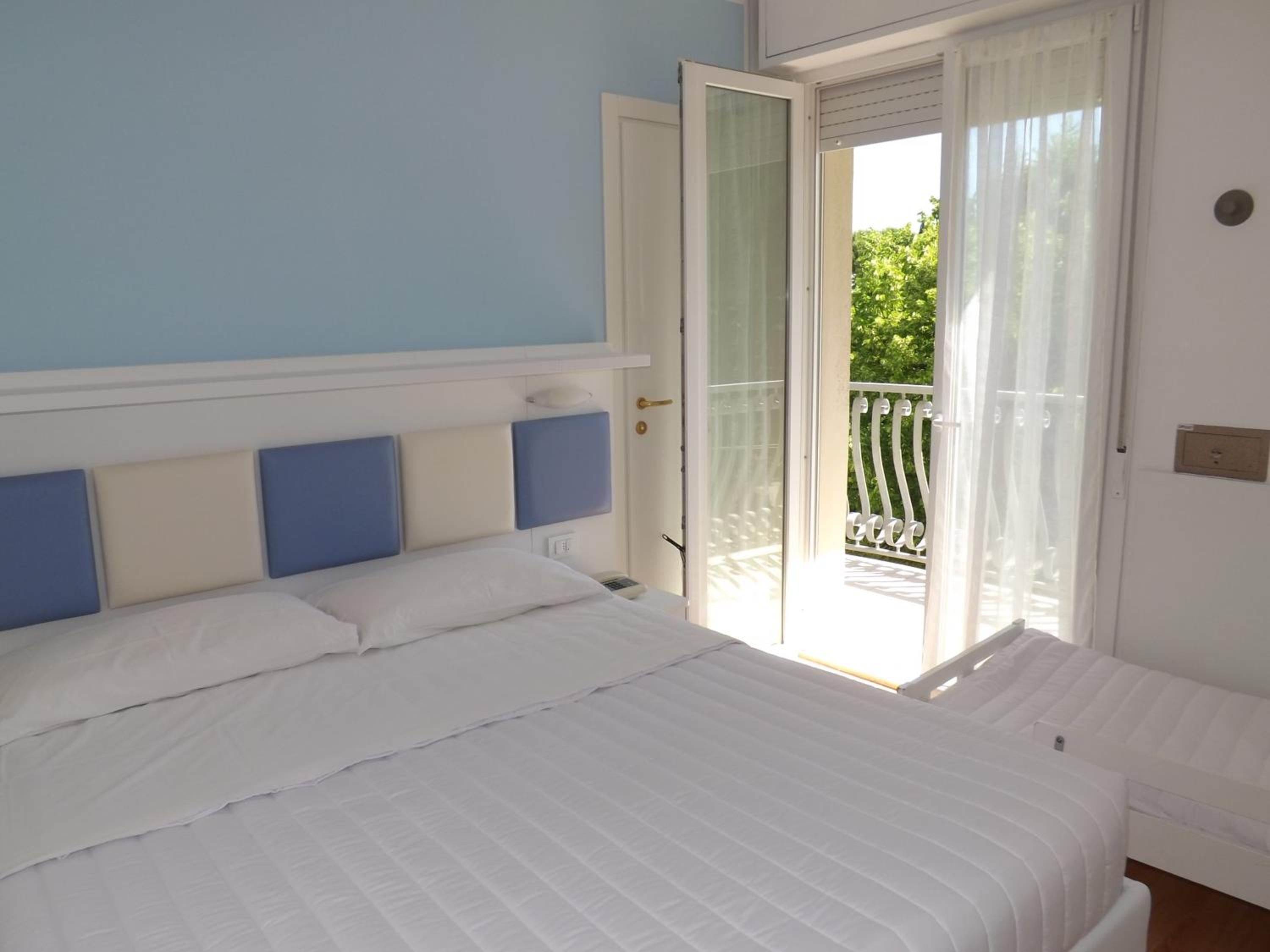 Double Room with Balcony - Photo 1