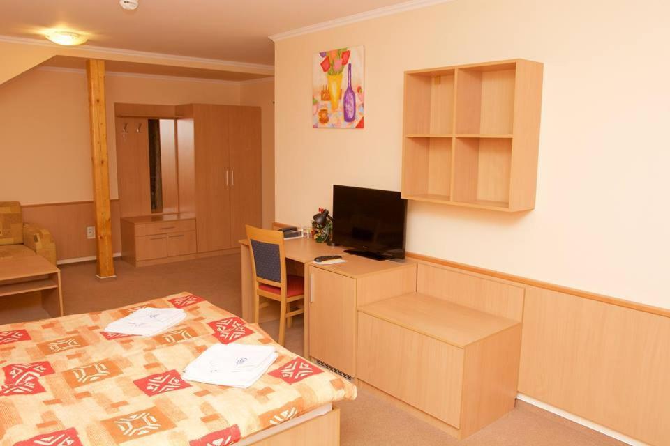 Deluxe Double Room with Extra Bed - Photo 1