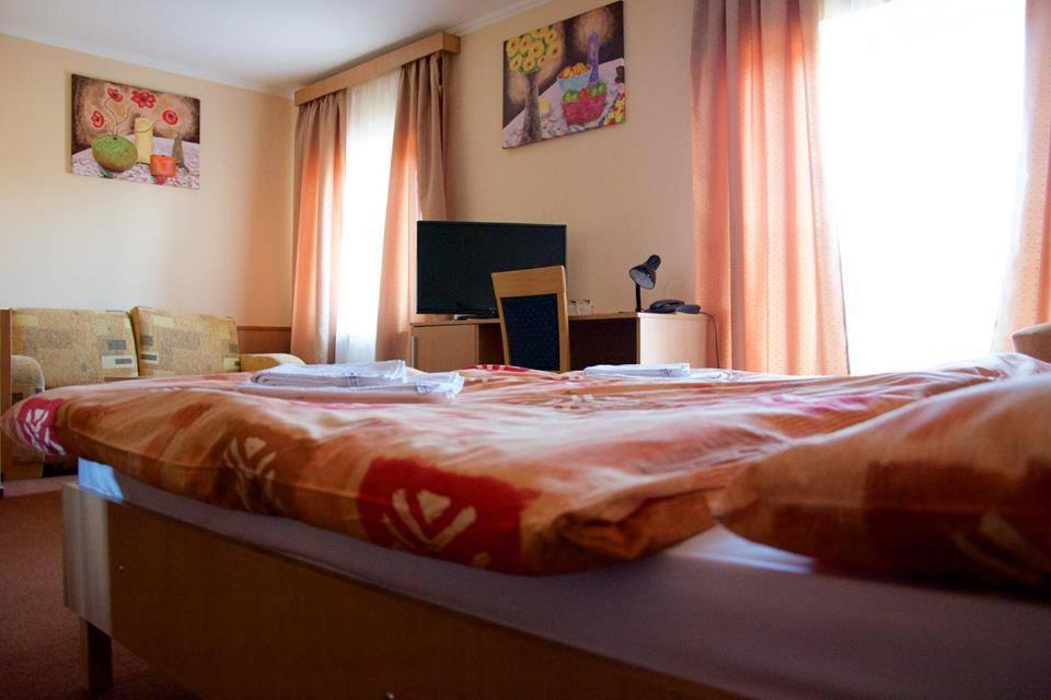 Deluxe Double Room with Extra Bed - Photo 2