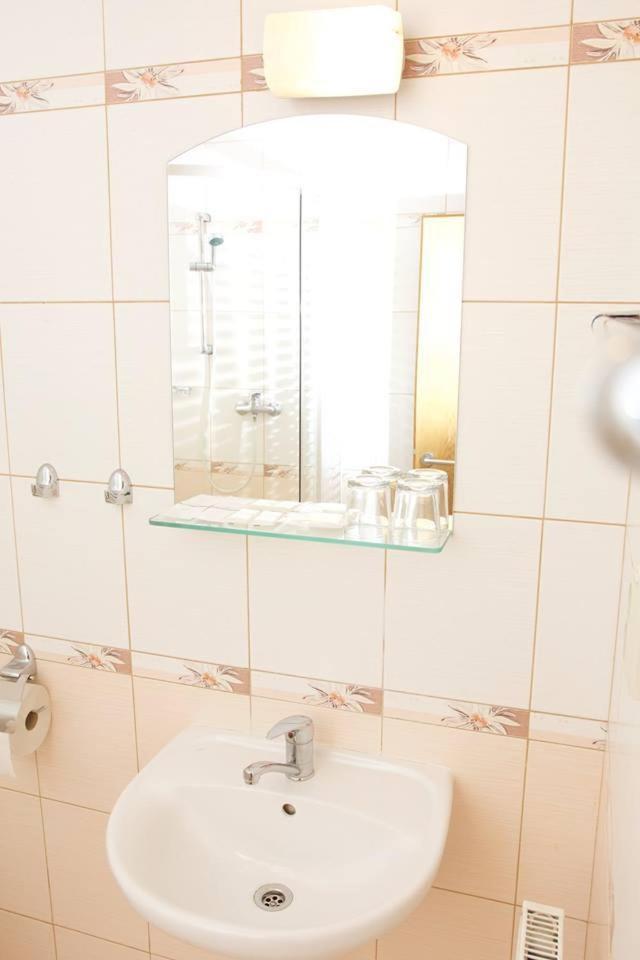 Double or Twin Room with Bathroom - Photo 2