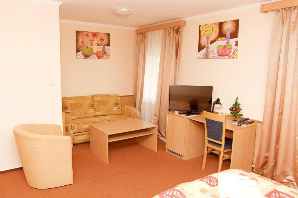 Deluxe Double Room with Extra Bed - Photo 4