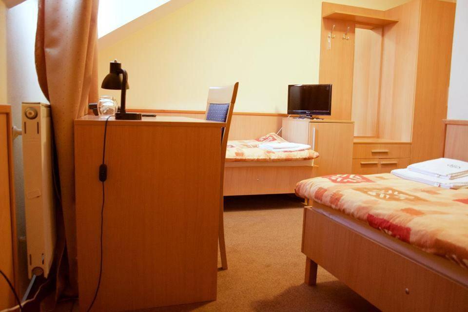 Double or Twin Room with Bathroom - Photo 5