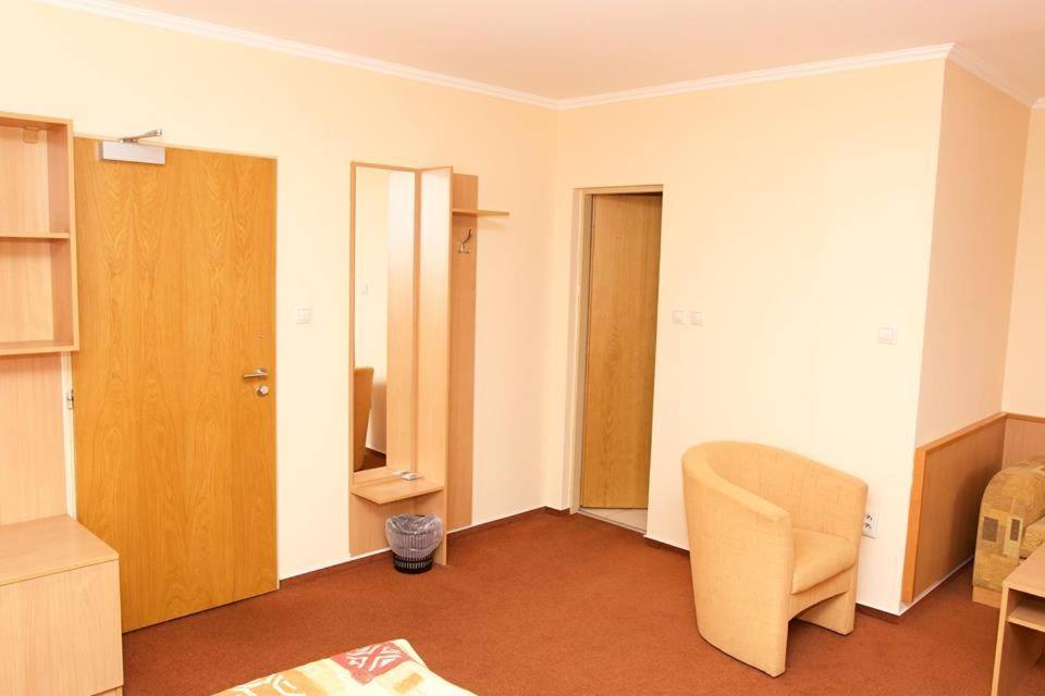 Deluxe Double Room with Extra Bed - Photo 7