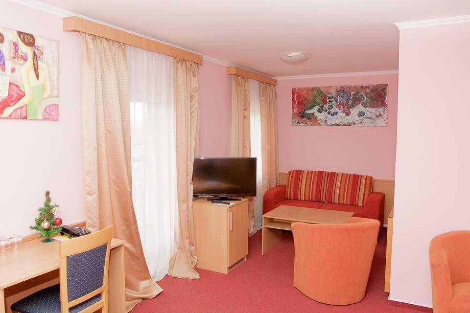 Deluxe Double Room with Extra Bed - Photo 8