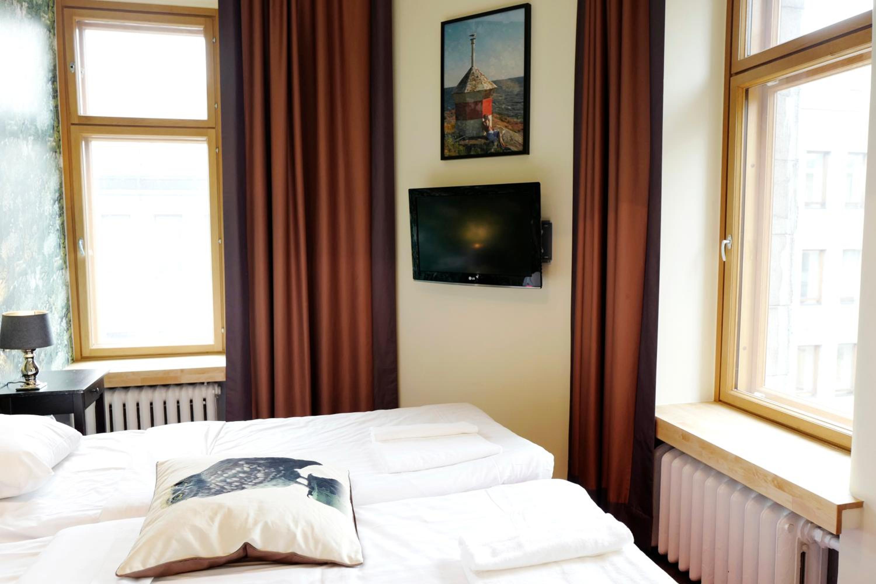 Standard Twin Room thumbnail 6