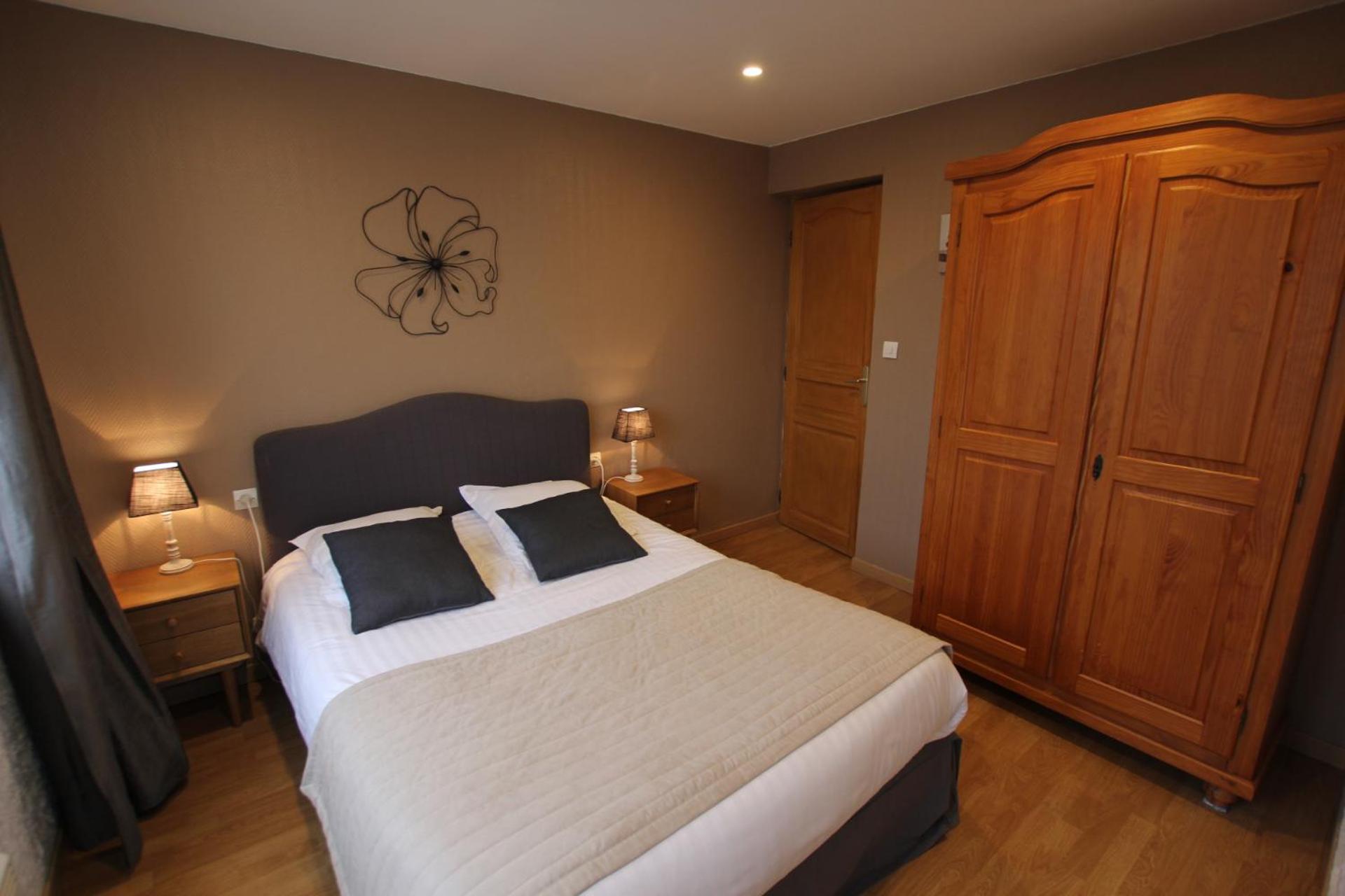 Superior One-Bedroom Apartment - Photo 2