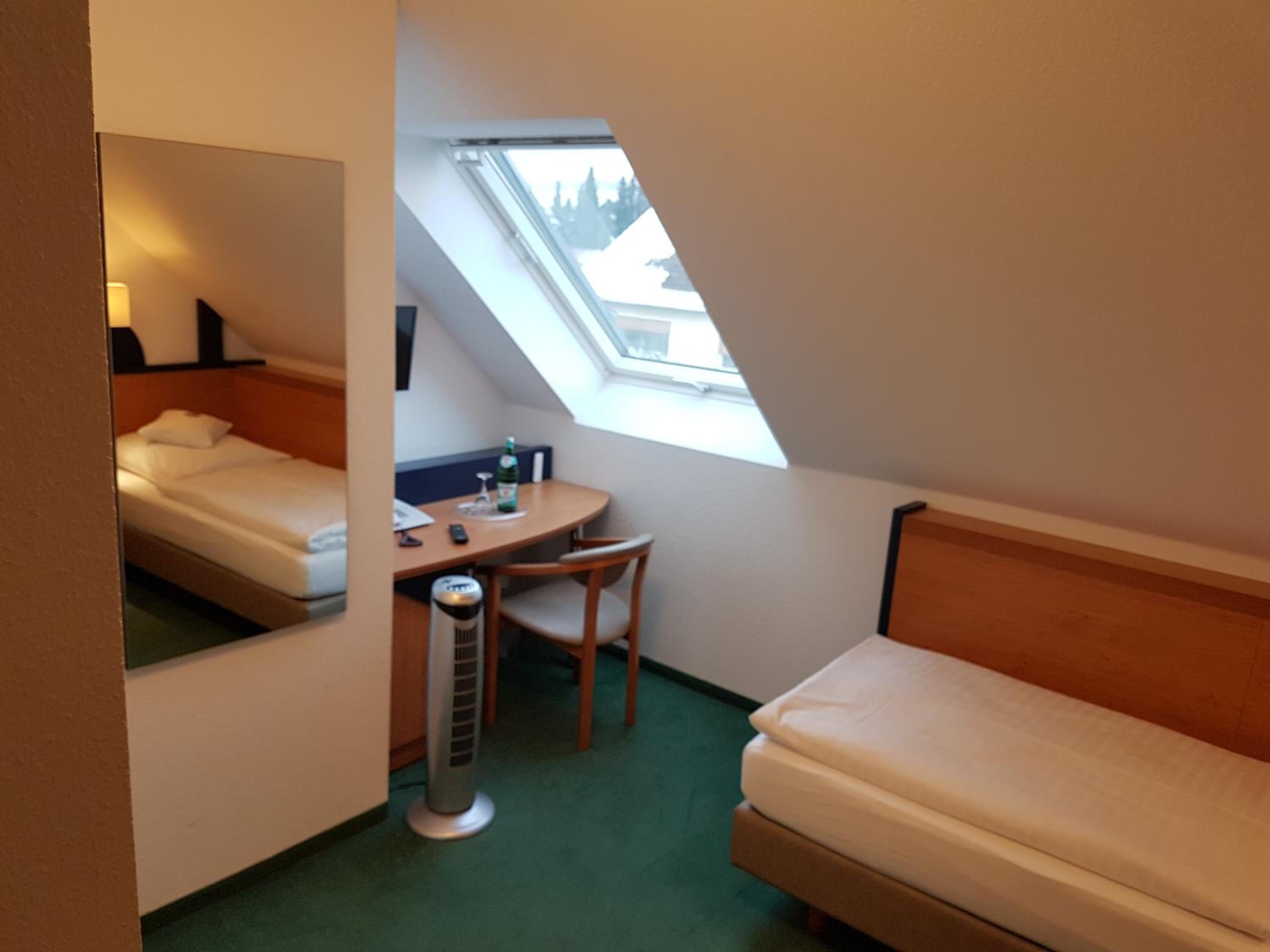Single Room with Bathroom photo 2