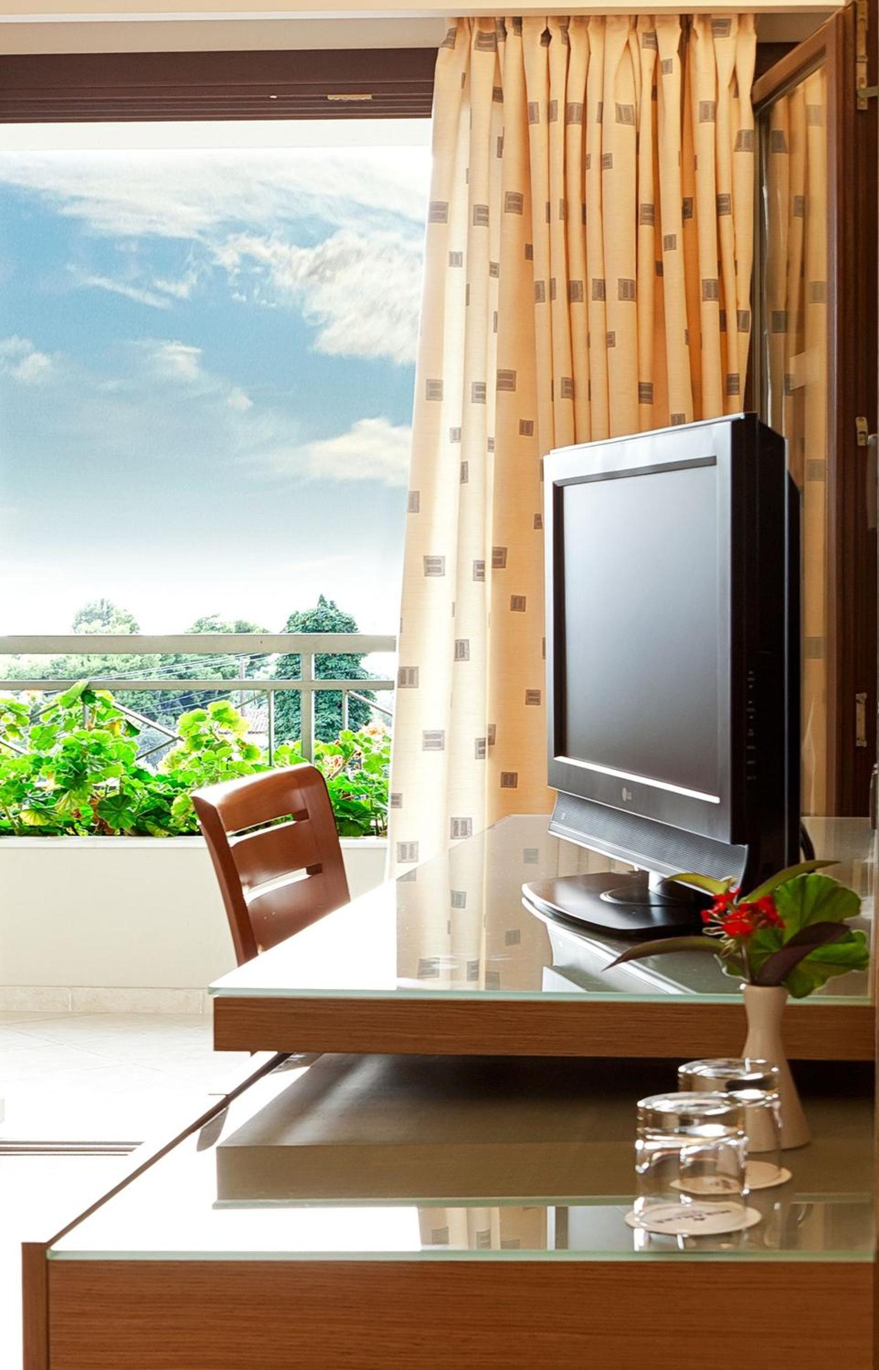Deluxe Double Room with Partial Sea View photo 1