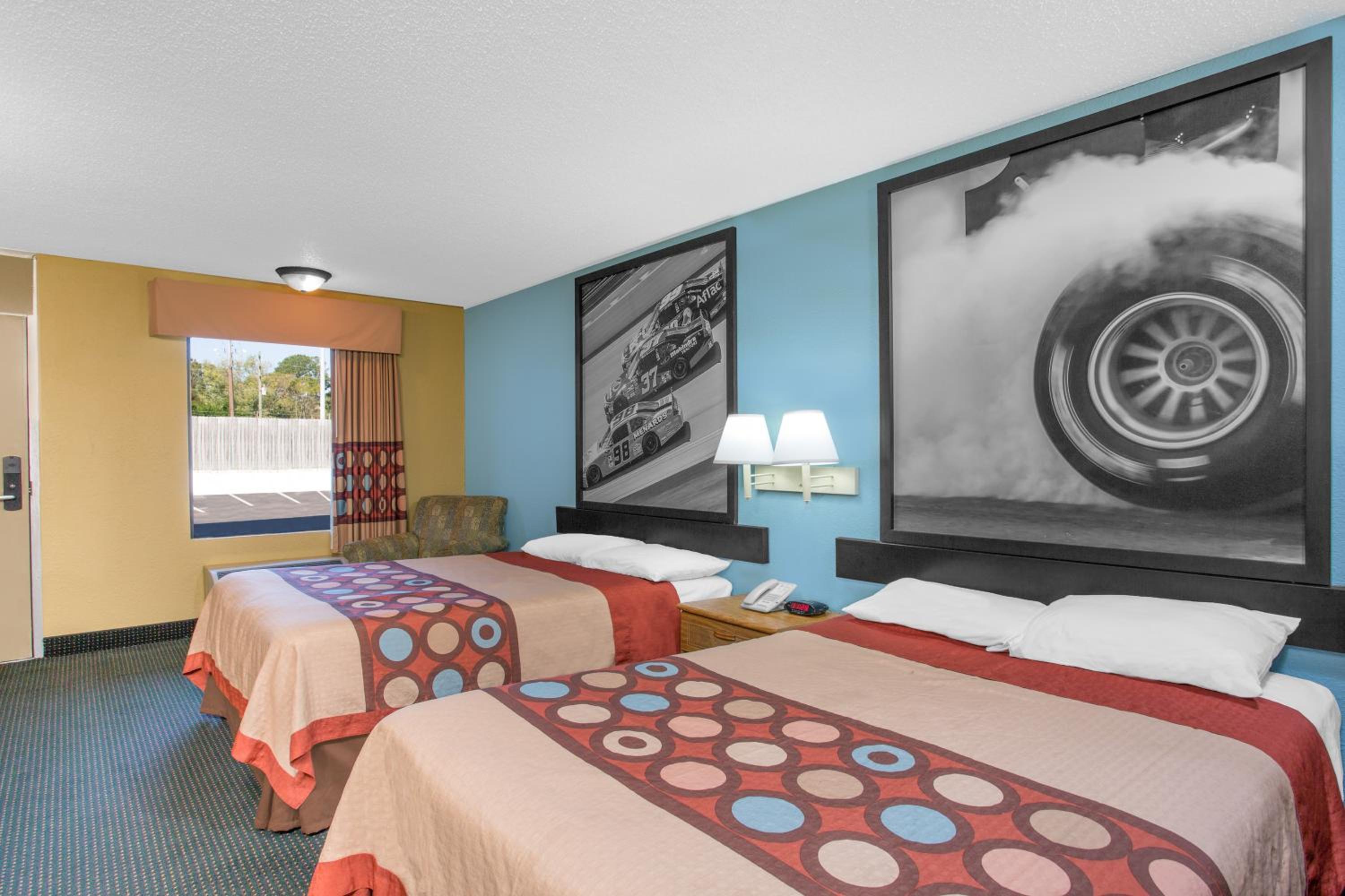 Double Room with Two Double Beds - Smoking - Photo 3