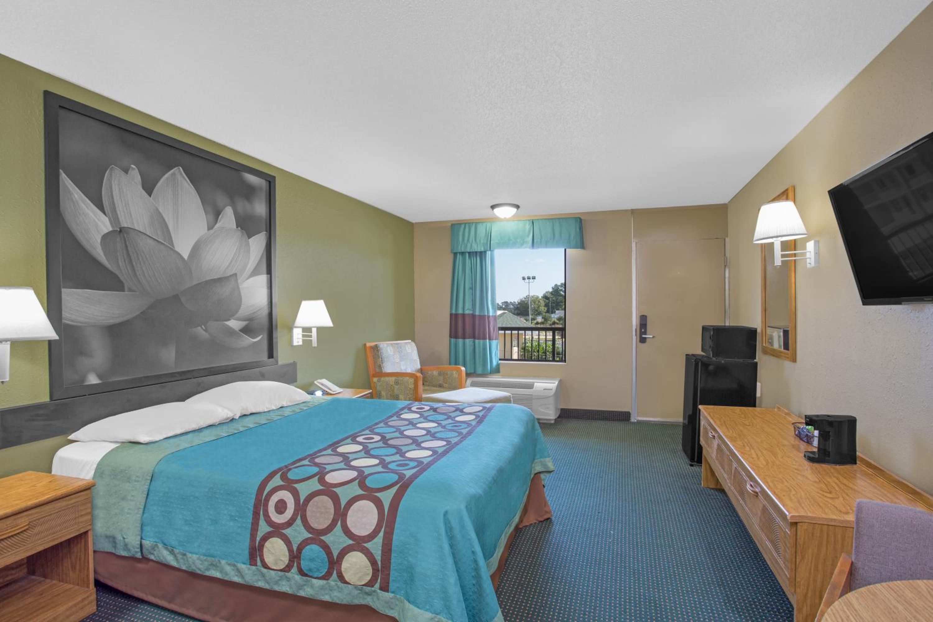 Queen Room - Non-Smoking - Photo 2