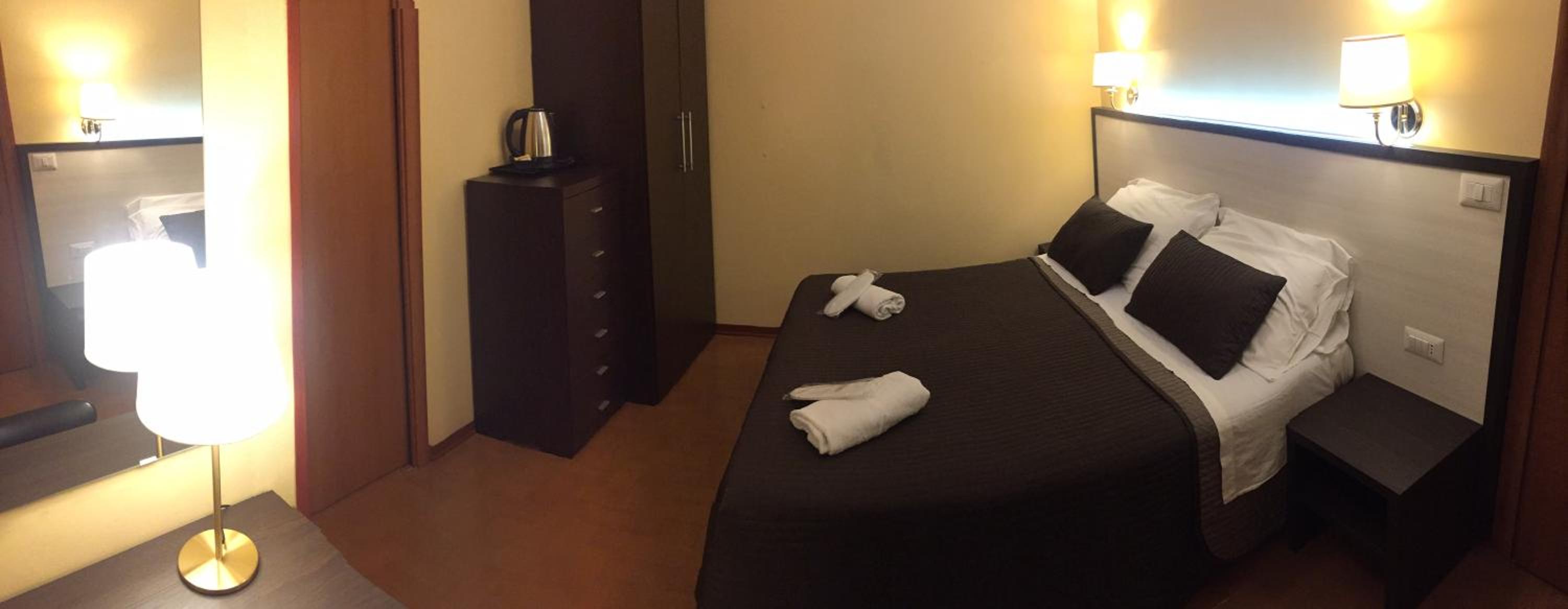 Double or Twin Room - Photo 8