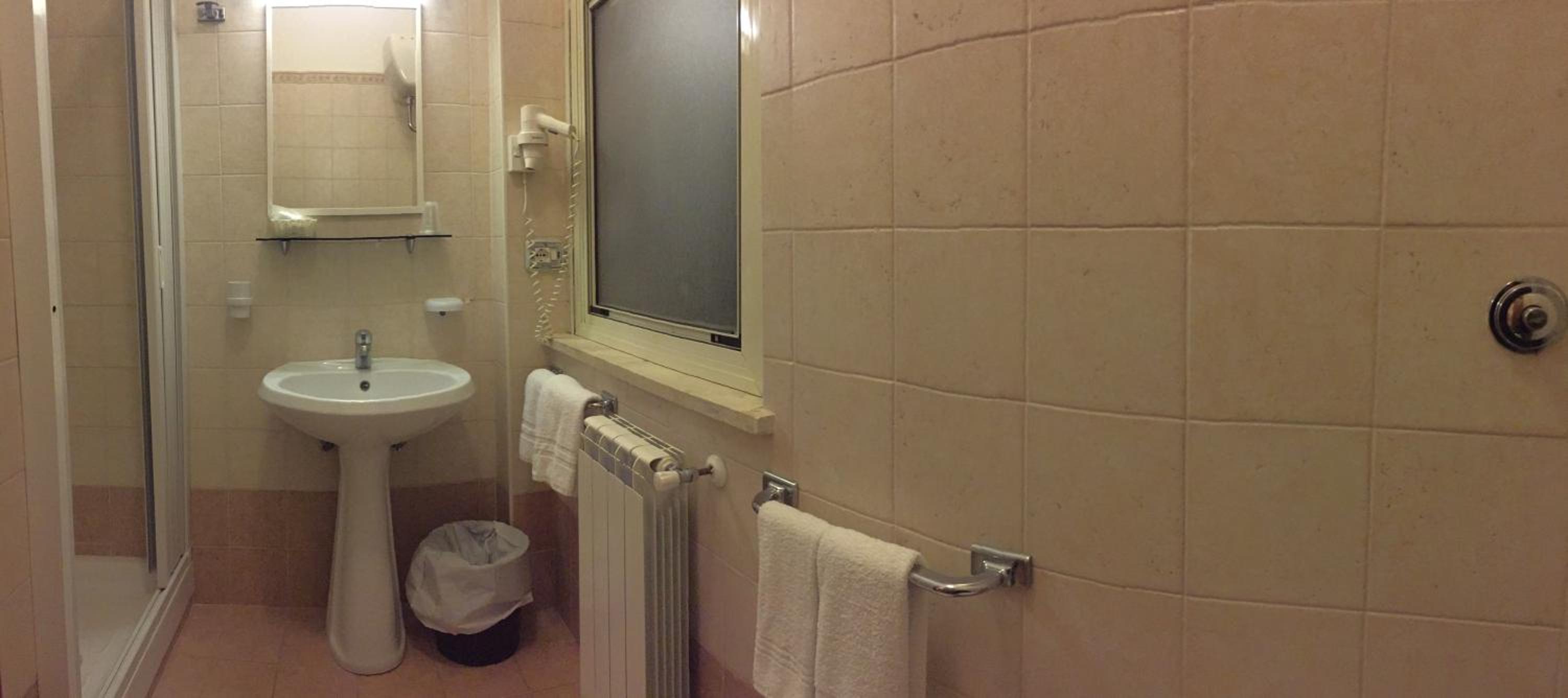 Double or Twin Room - Photo 9