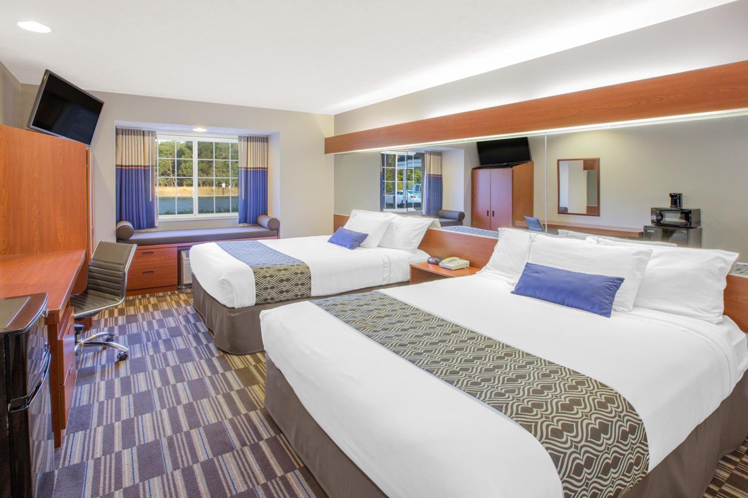 Queen Room with Two Queen Beds - Non-Smoking - Photo 3