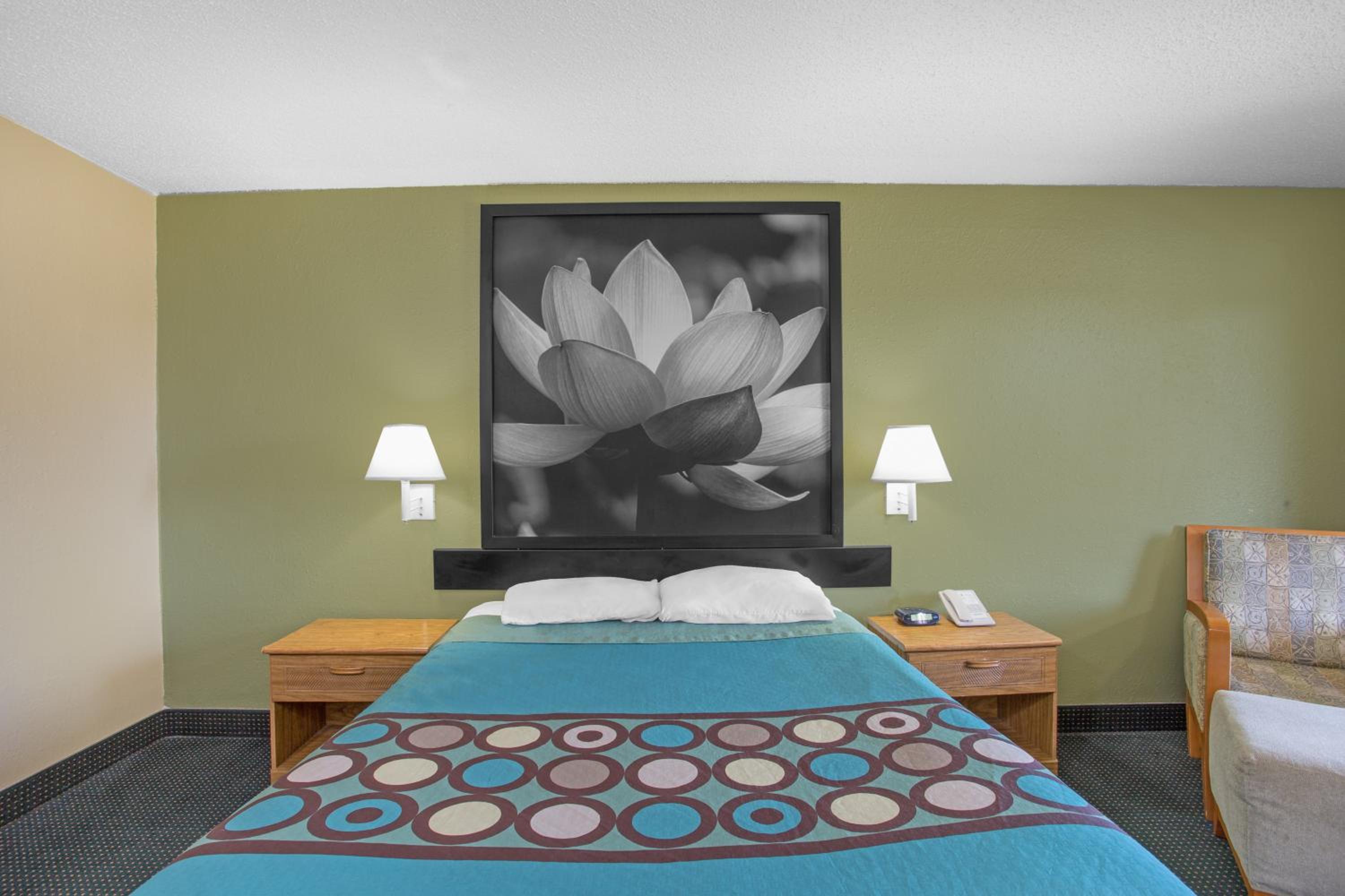 Queen Room - Non-Smoking - Photo 1