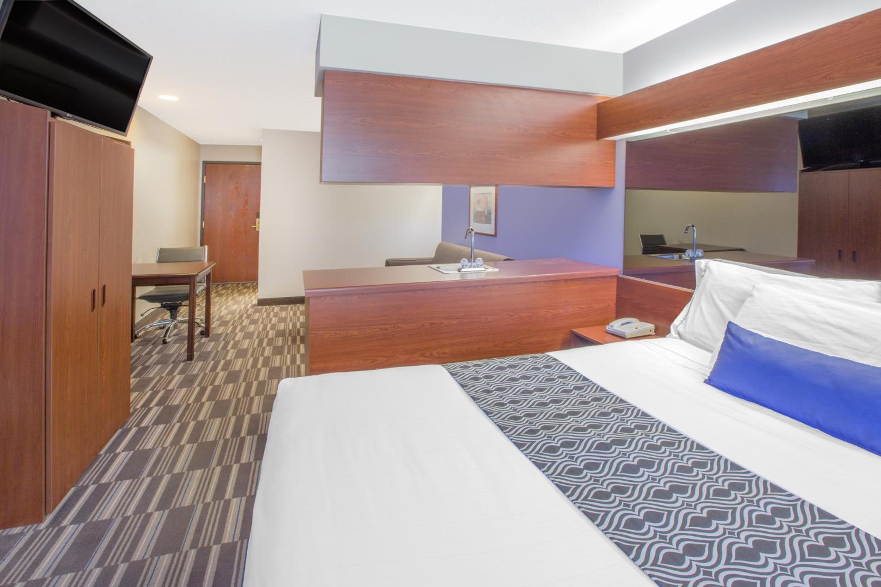 One-Bedroom Suite - Disability Access/Non-Smoking - Photo 2