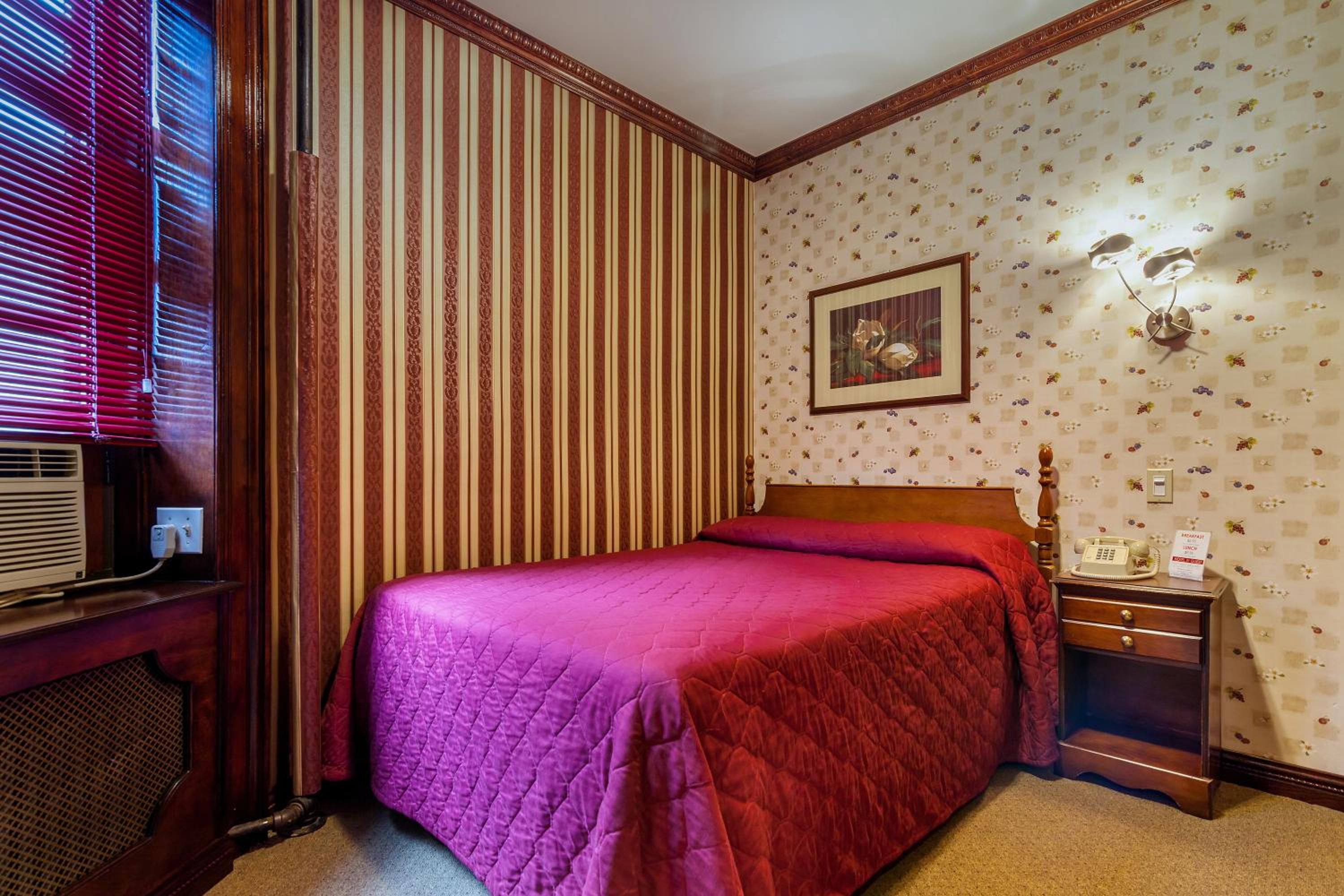 Single Room with Shared Bathroom photo 3