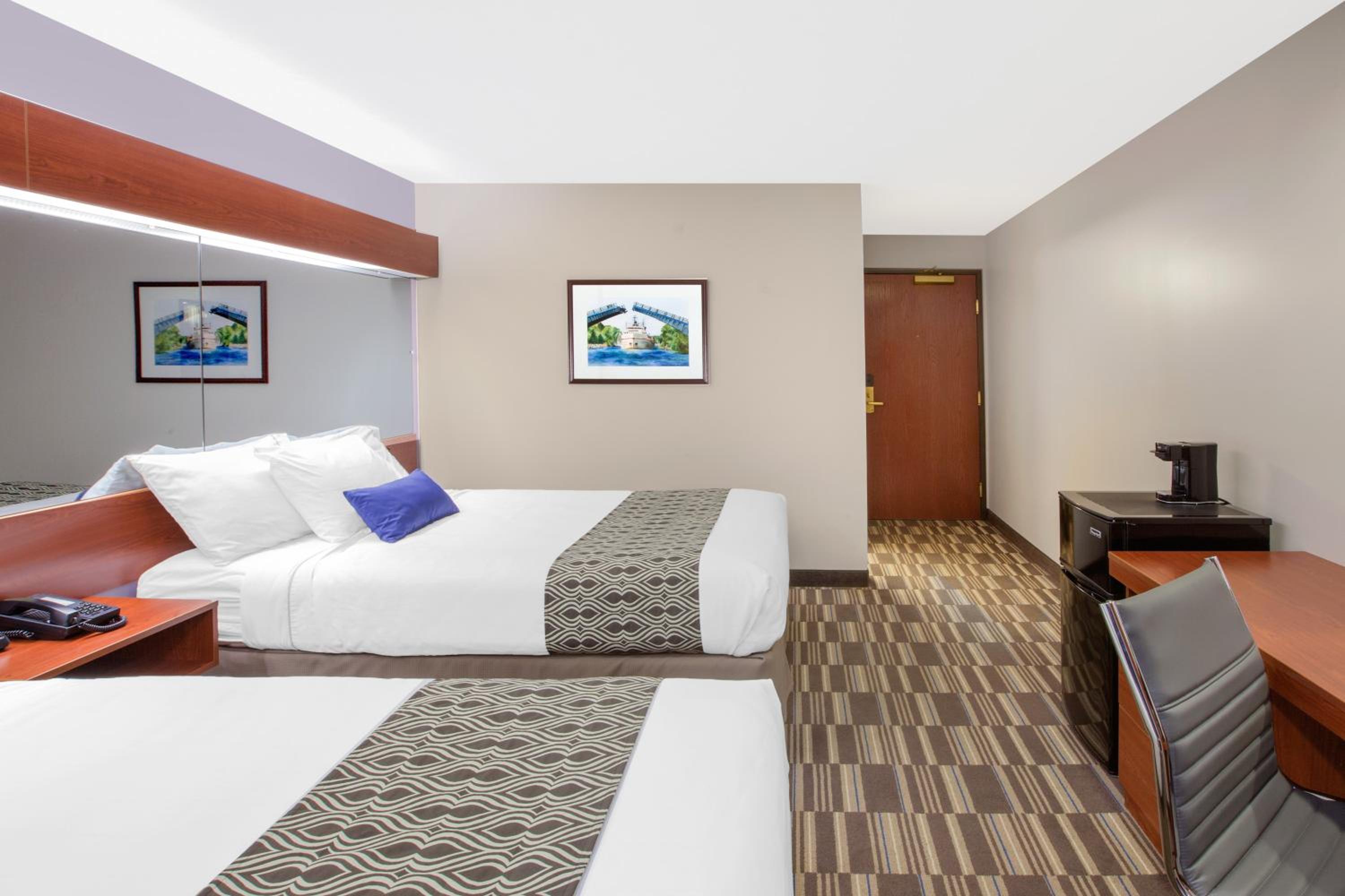 Queen Room with Two Queen Beds - Non-Smoking - Photo 2