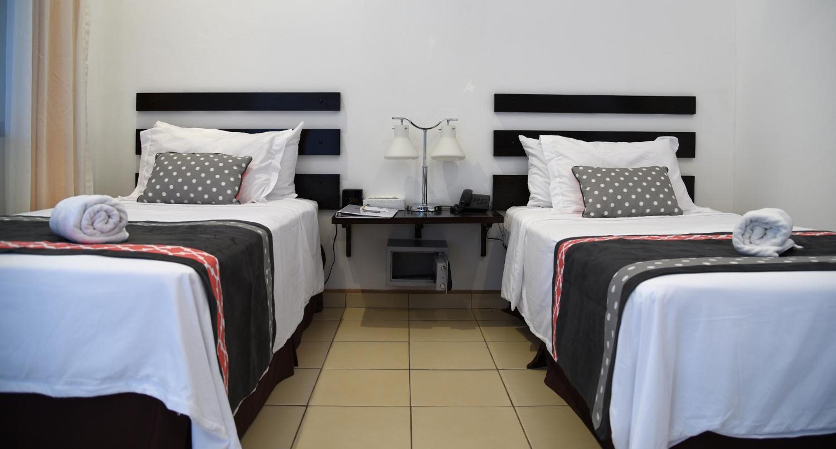 Double Room with Two Double Beds - Photo 6