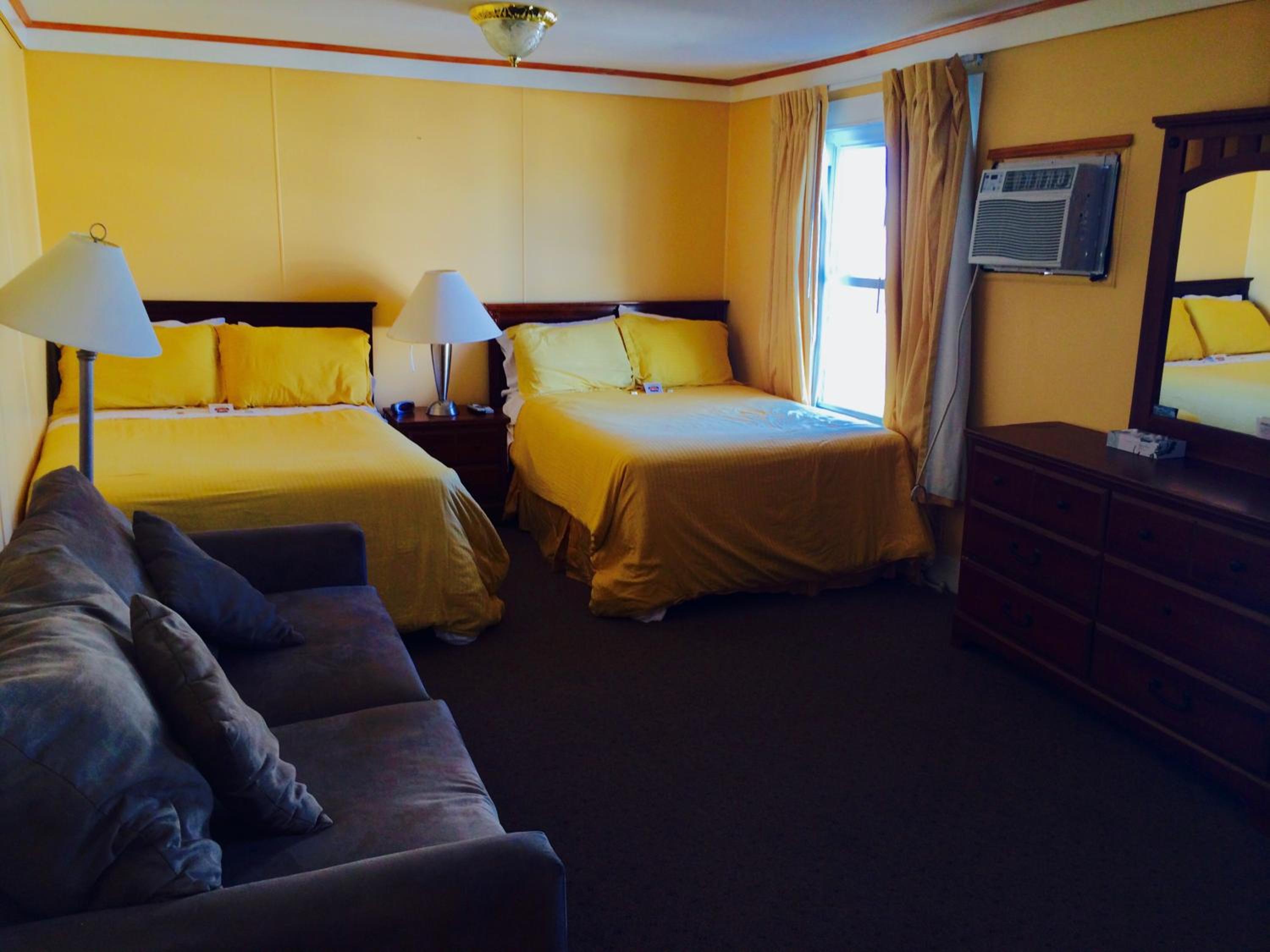 Queen Room with Two Queen Beds and Sofa Bed photo 2
