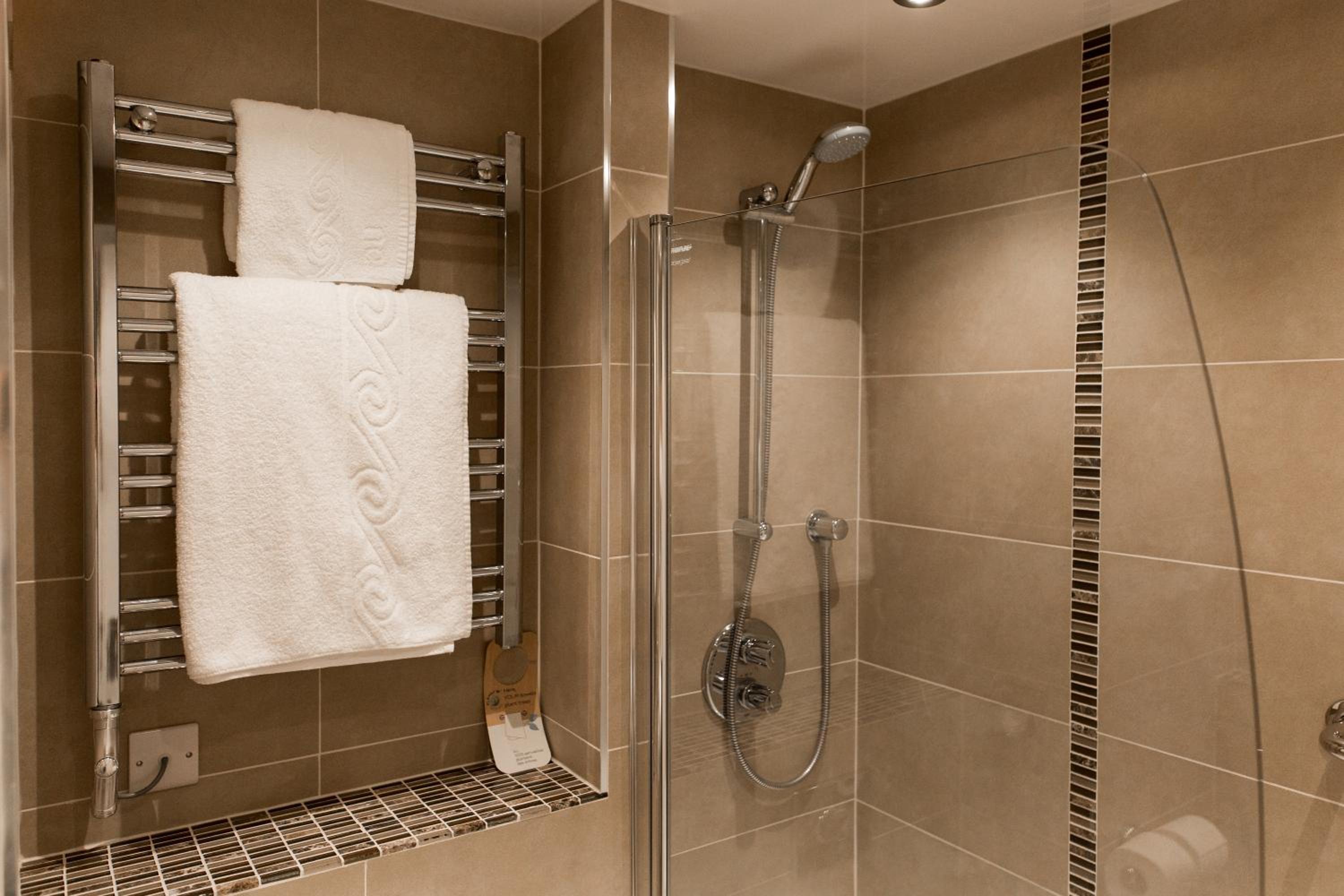 Standard King Room - Photo 9