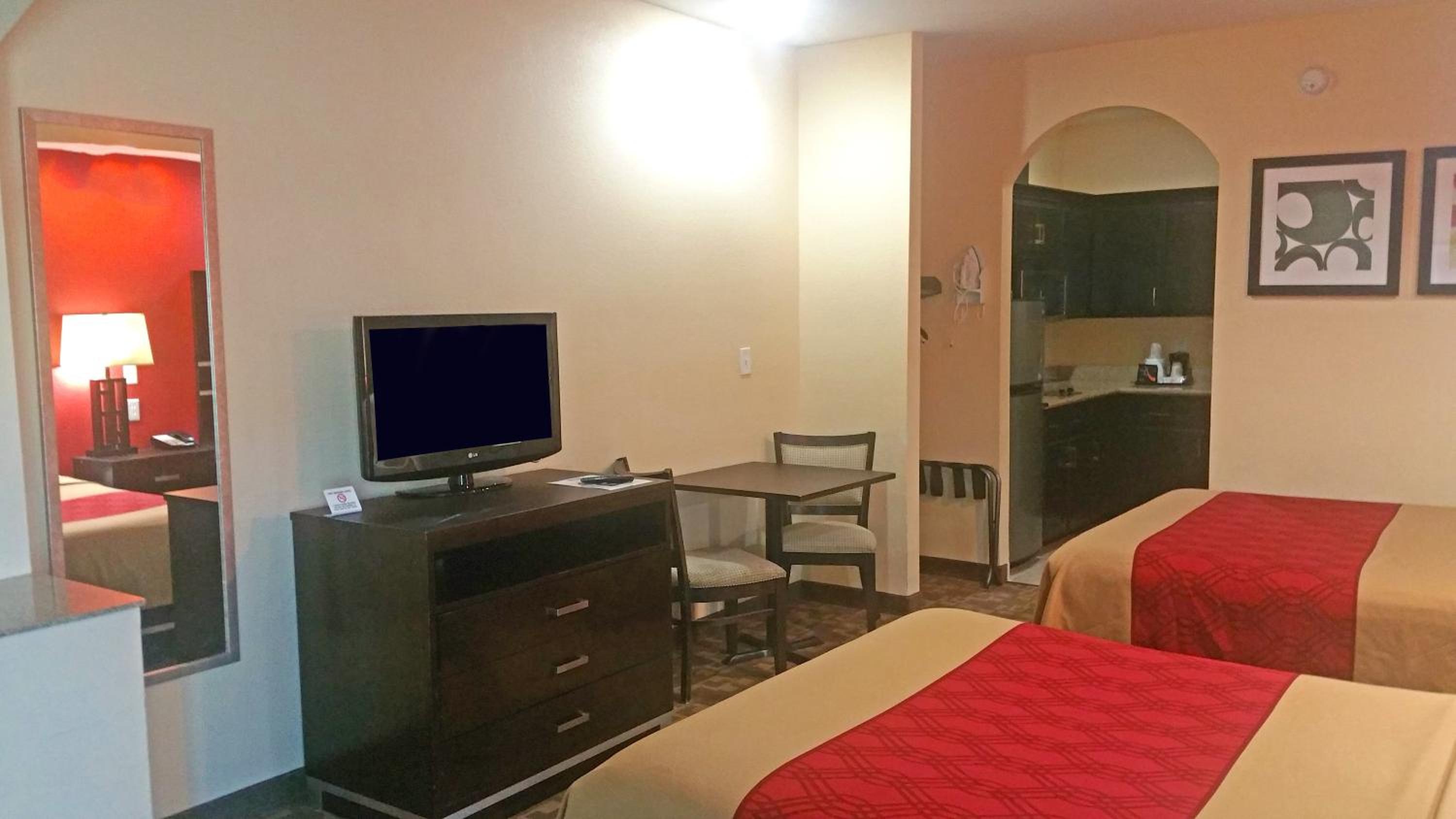 Queen Room with Two Queen Beds - Photo 2