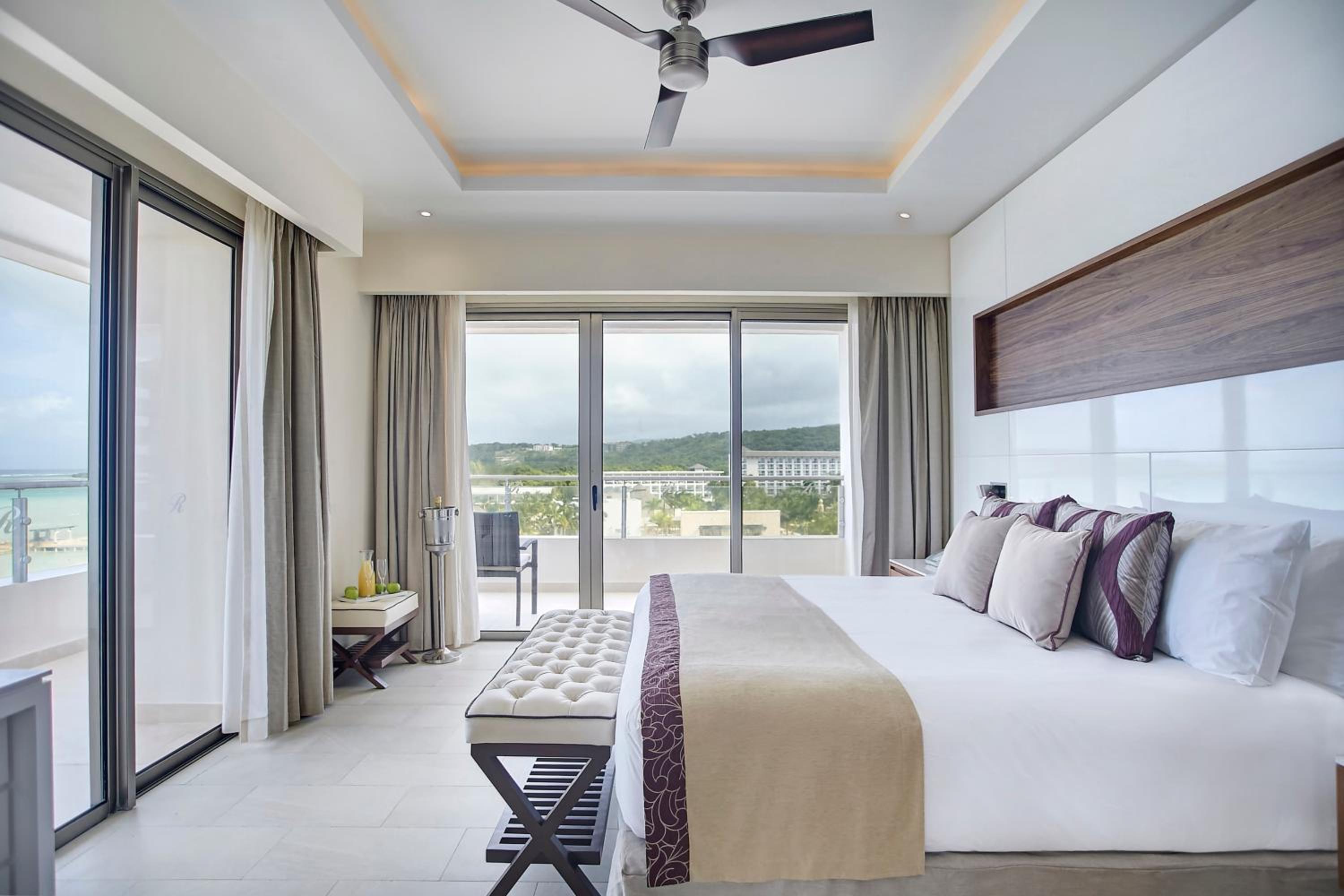 Luxury Presidential One Bedroom Swim Out Diamond Club