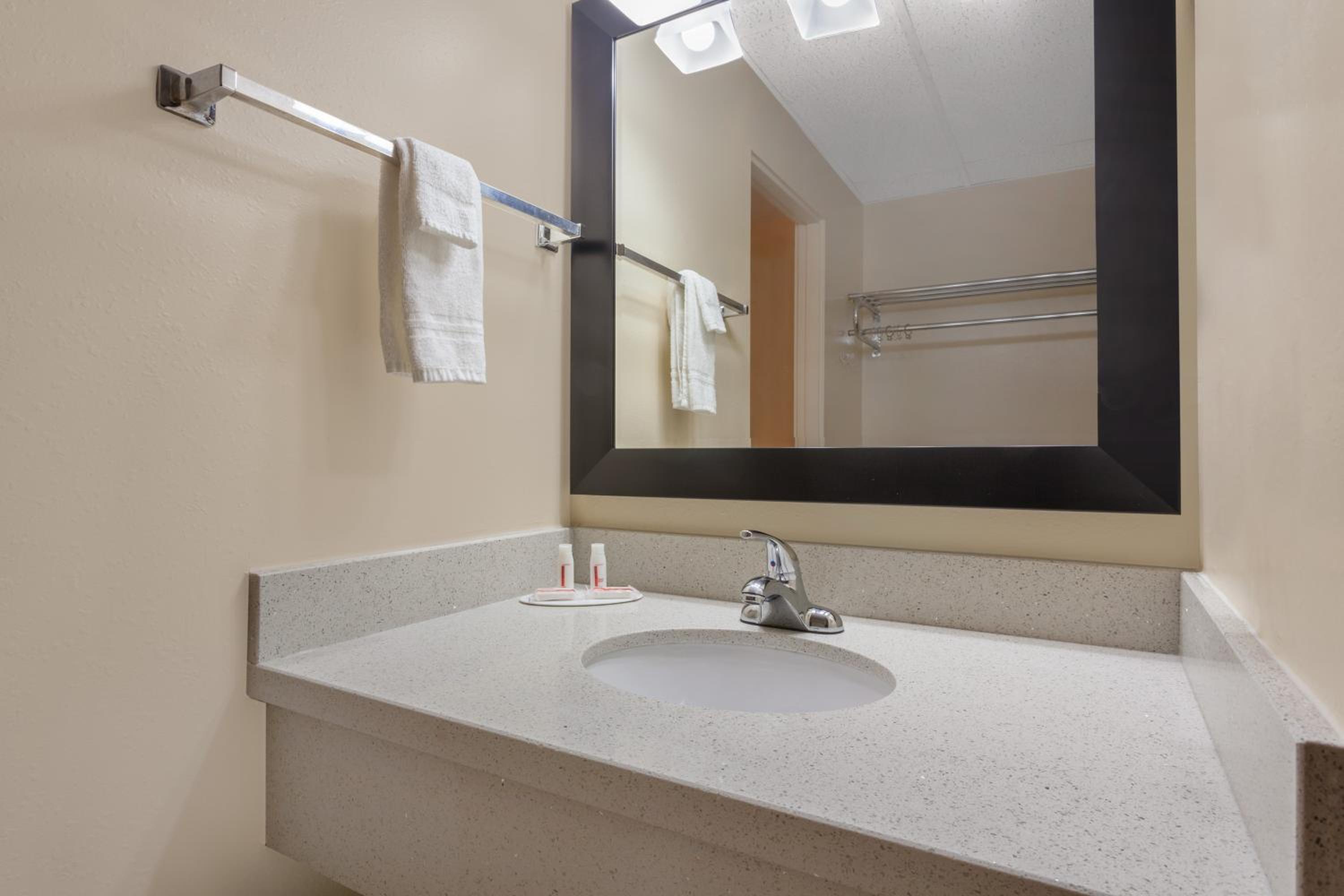 Queen Room with Two Queen Beds and Bathtub with Grab Bars - Mobility Accessible/Non-Smoking - Photo 5