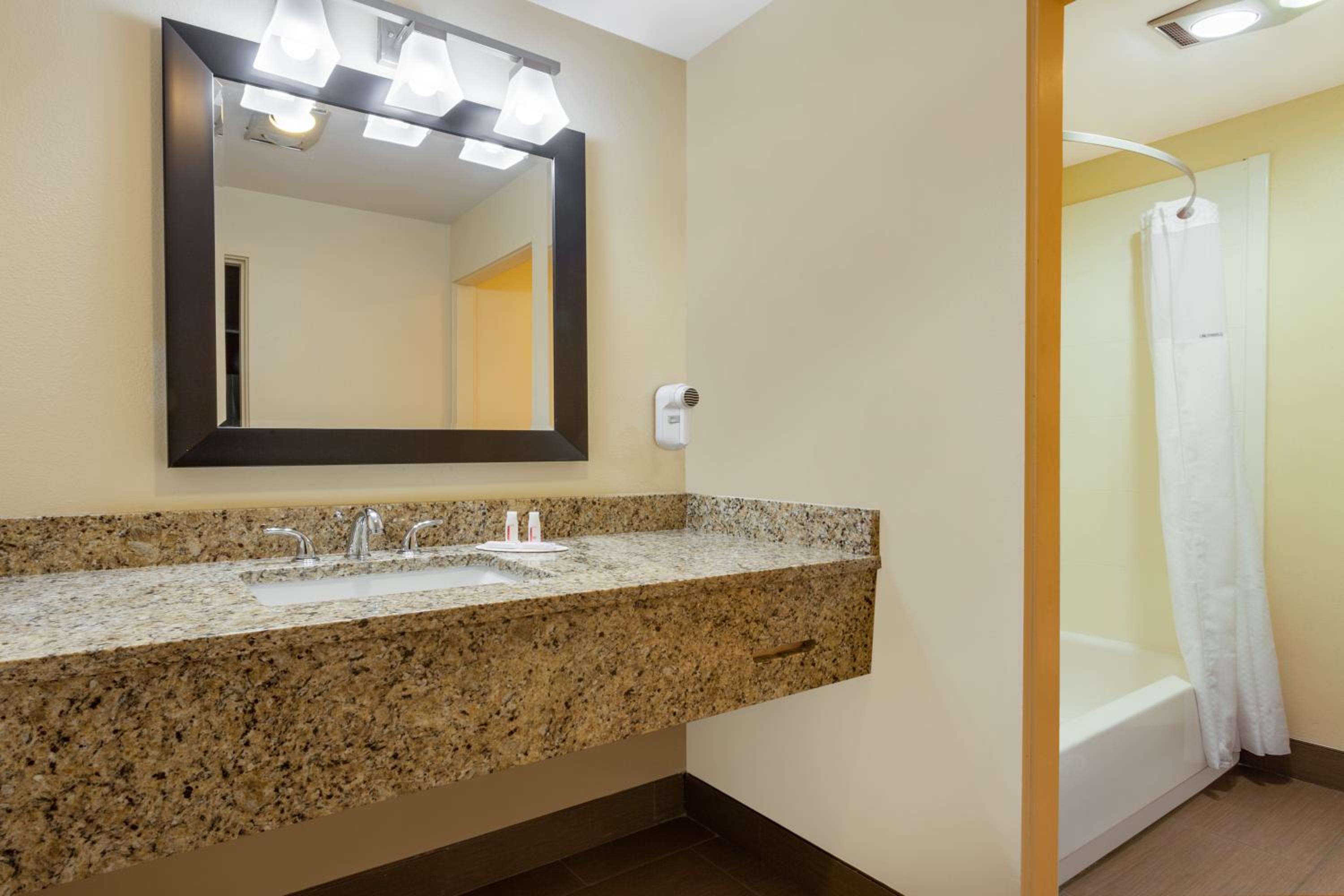 One-Bedroom King Suite - Non-Smoking - Photo 3