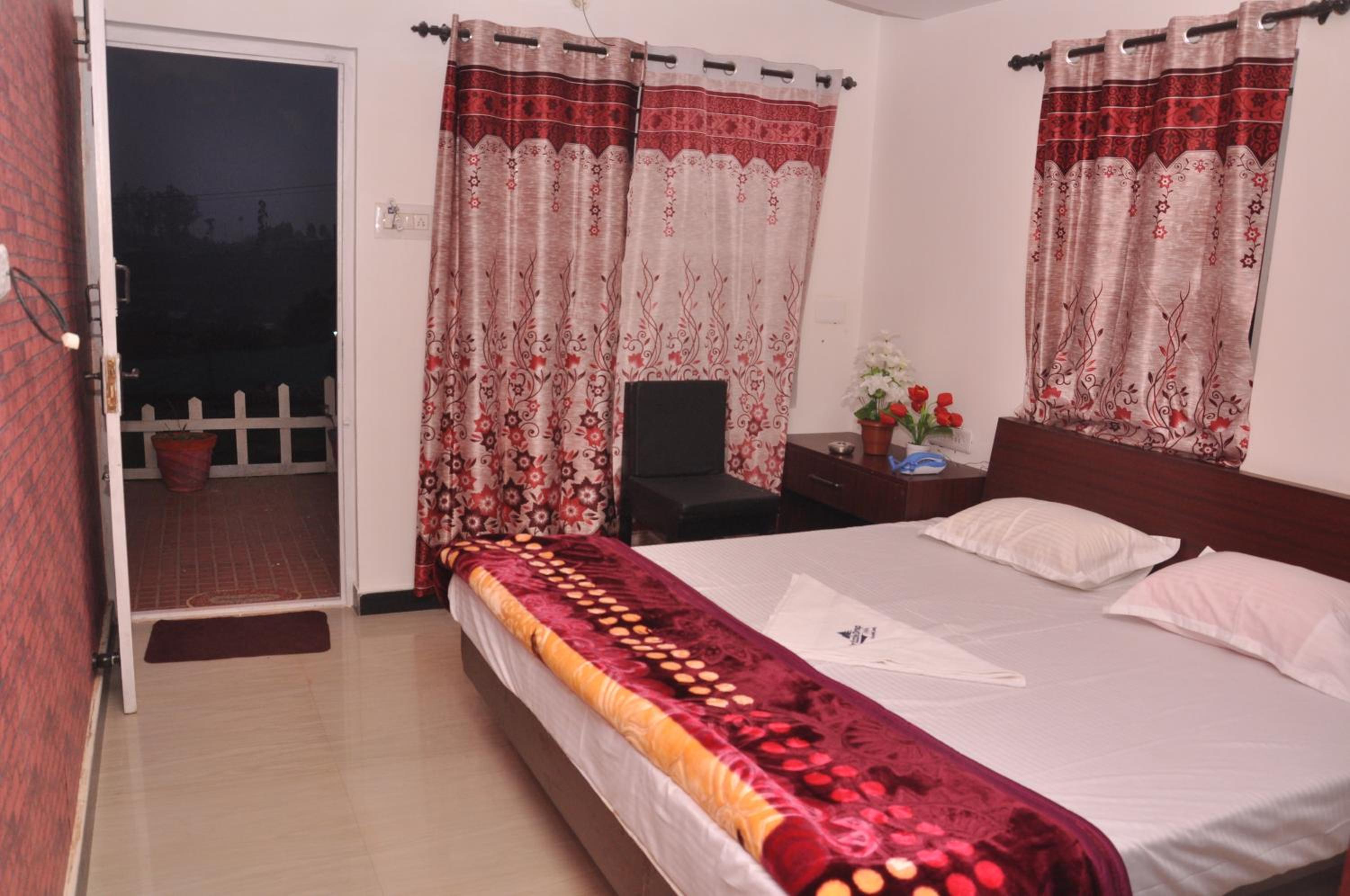 Deluxe Double Room with Balcony - Photo 6