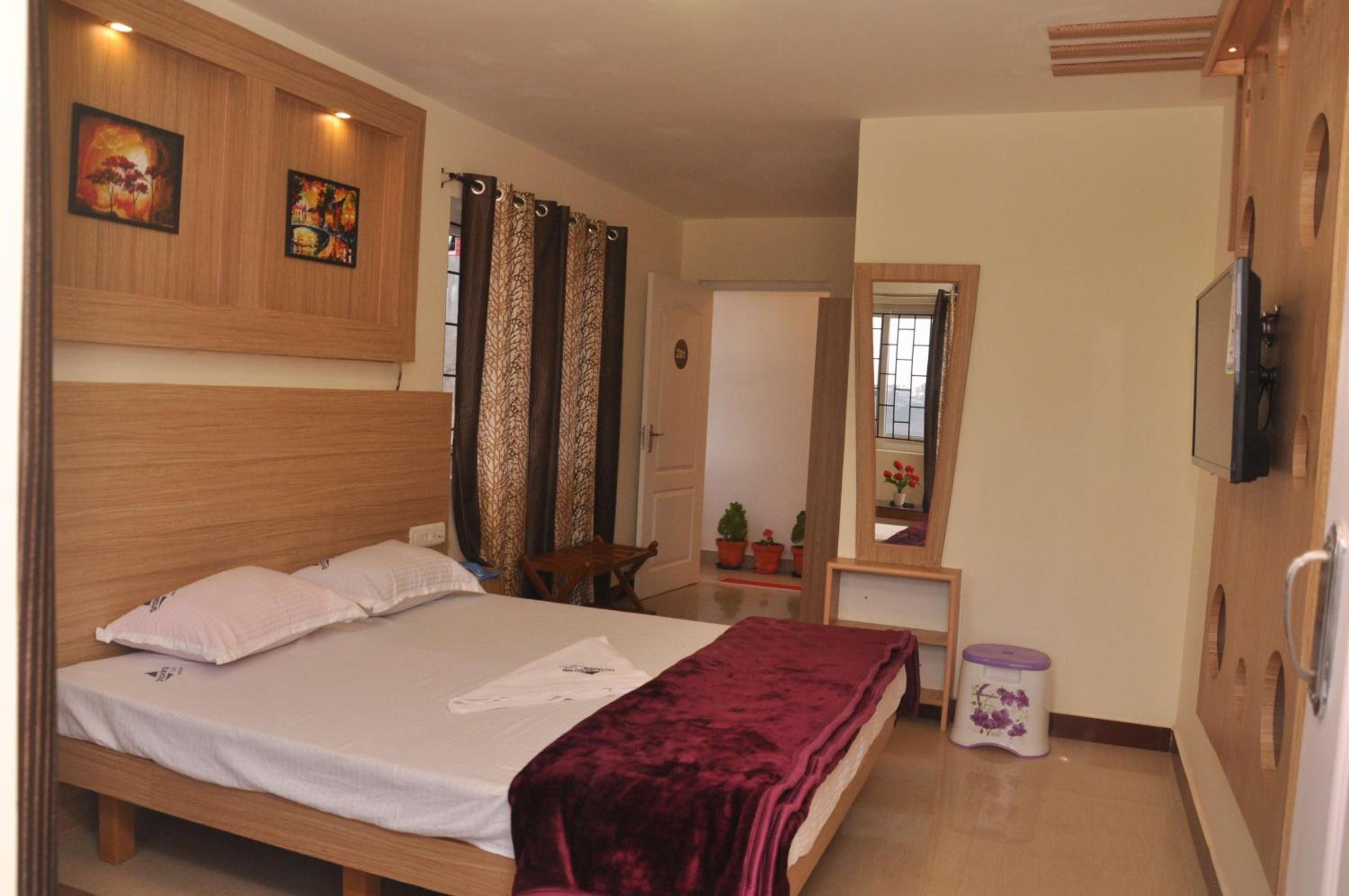 Deluxe Double Room with Balcony - Photo 2