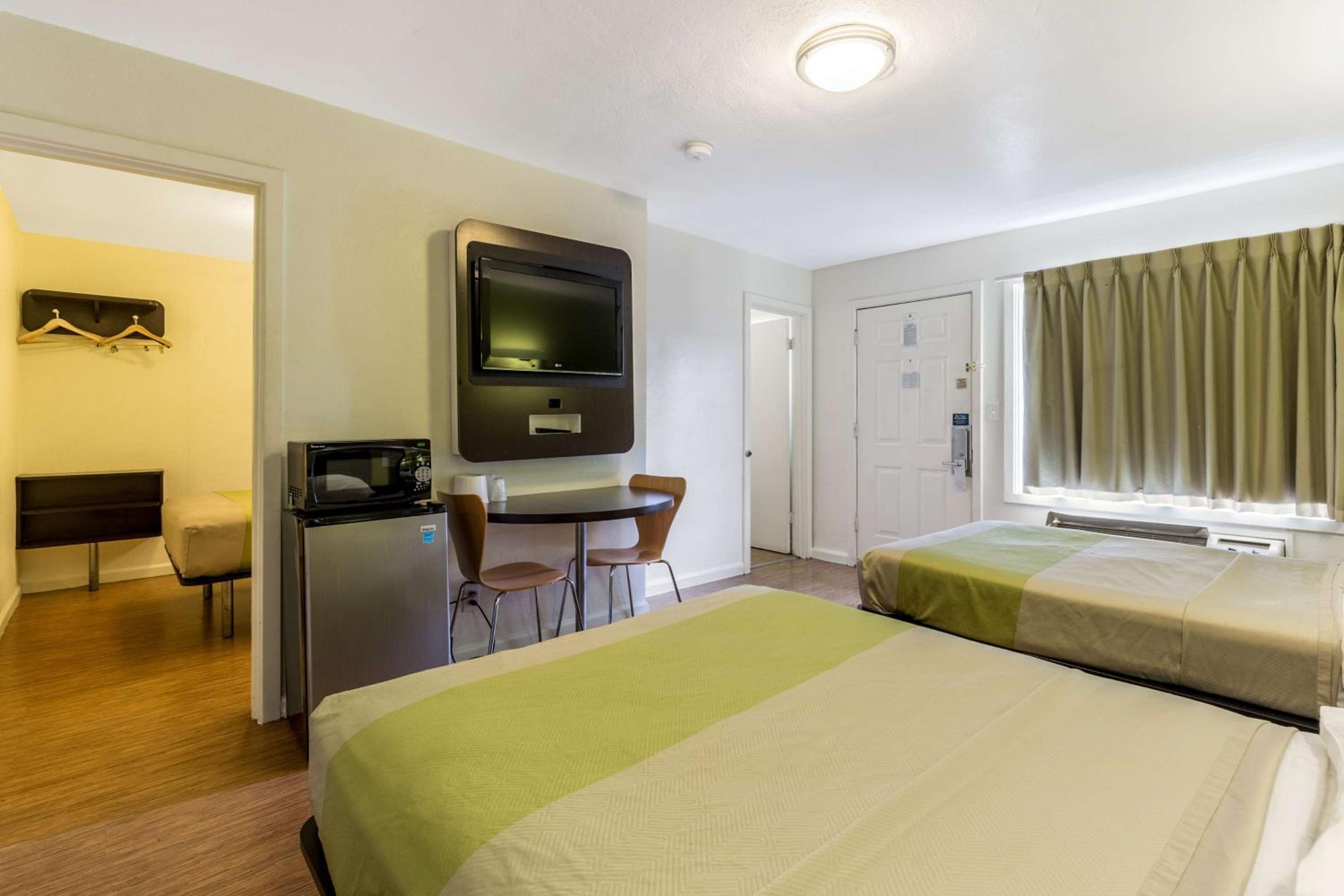 Deluxe Quadruple Room - Non-Smoking