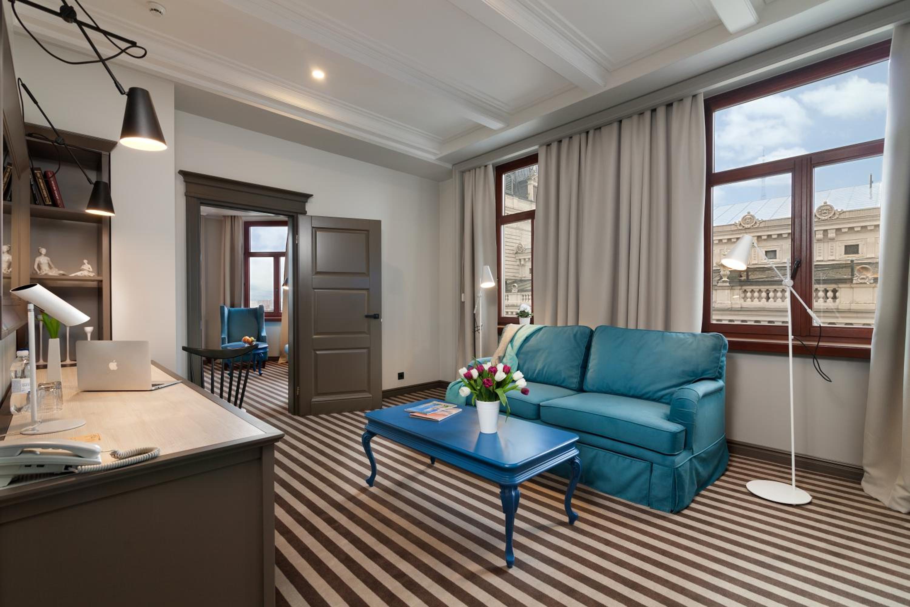 Suite - Photo 3