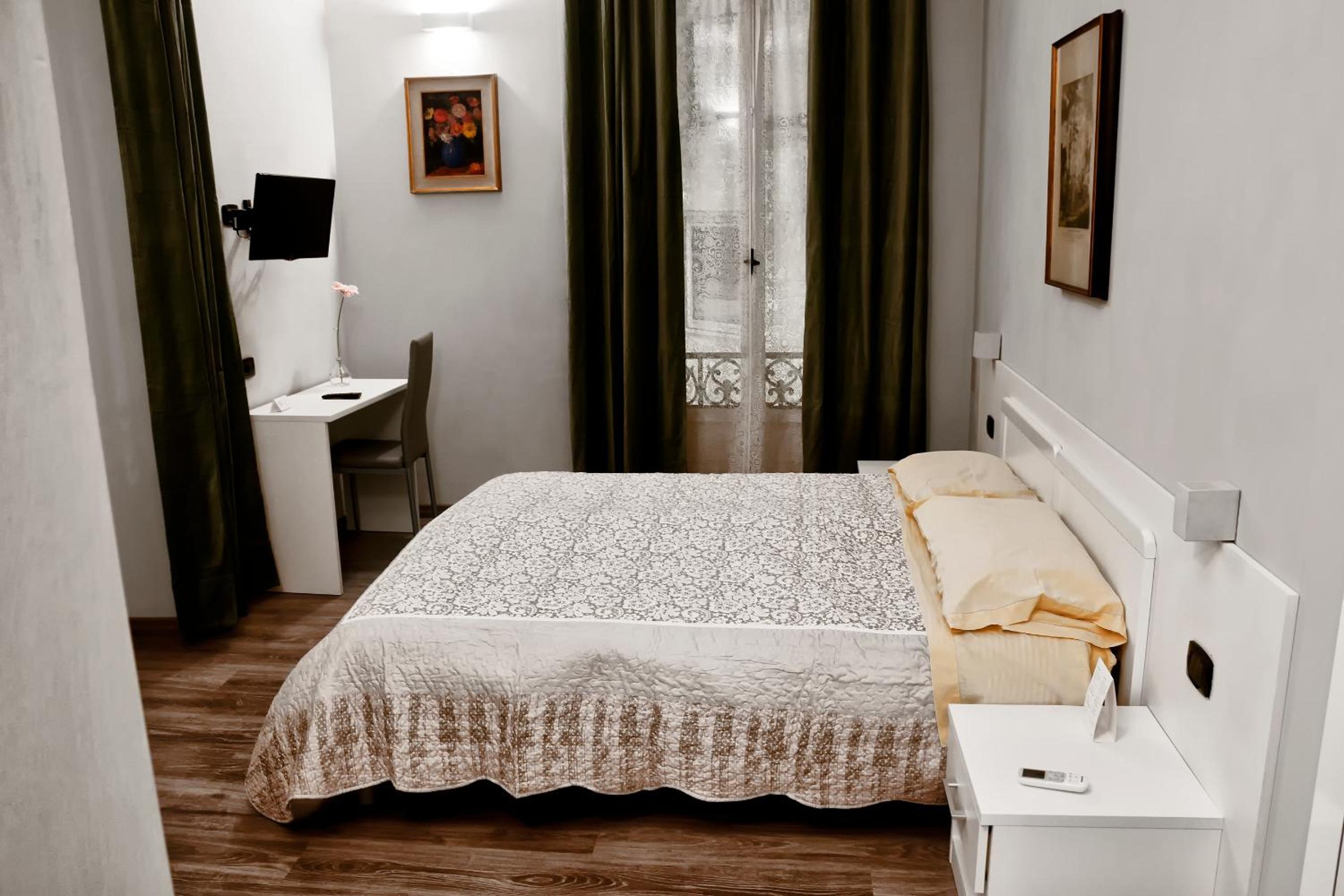 Budget Double Room with Private Bathroom - Photo 13
