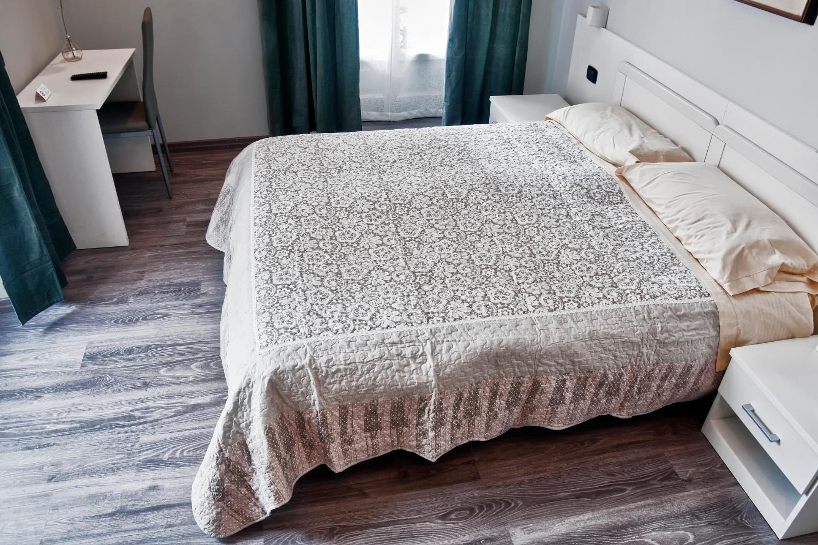 Budget Double Room with Private Bathroom - Photo 12