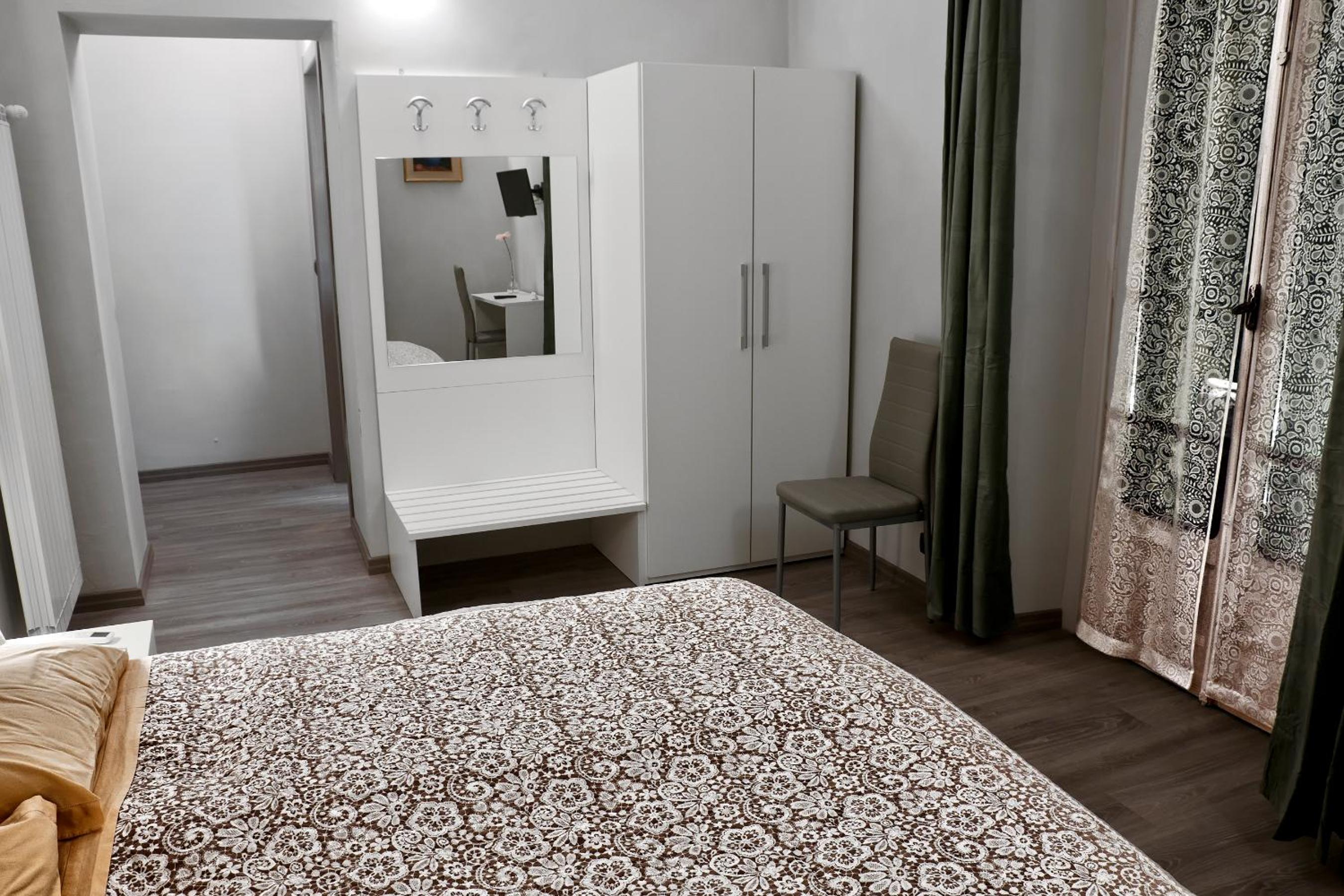 Budget Double Room with Private Bathroom - Photo 11