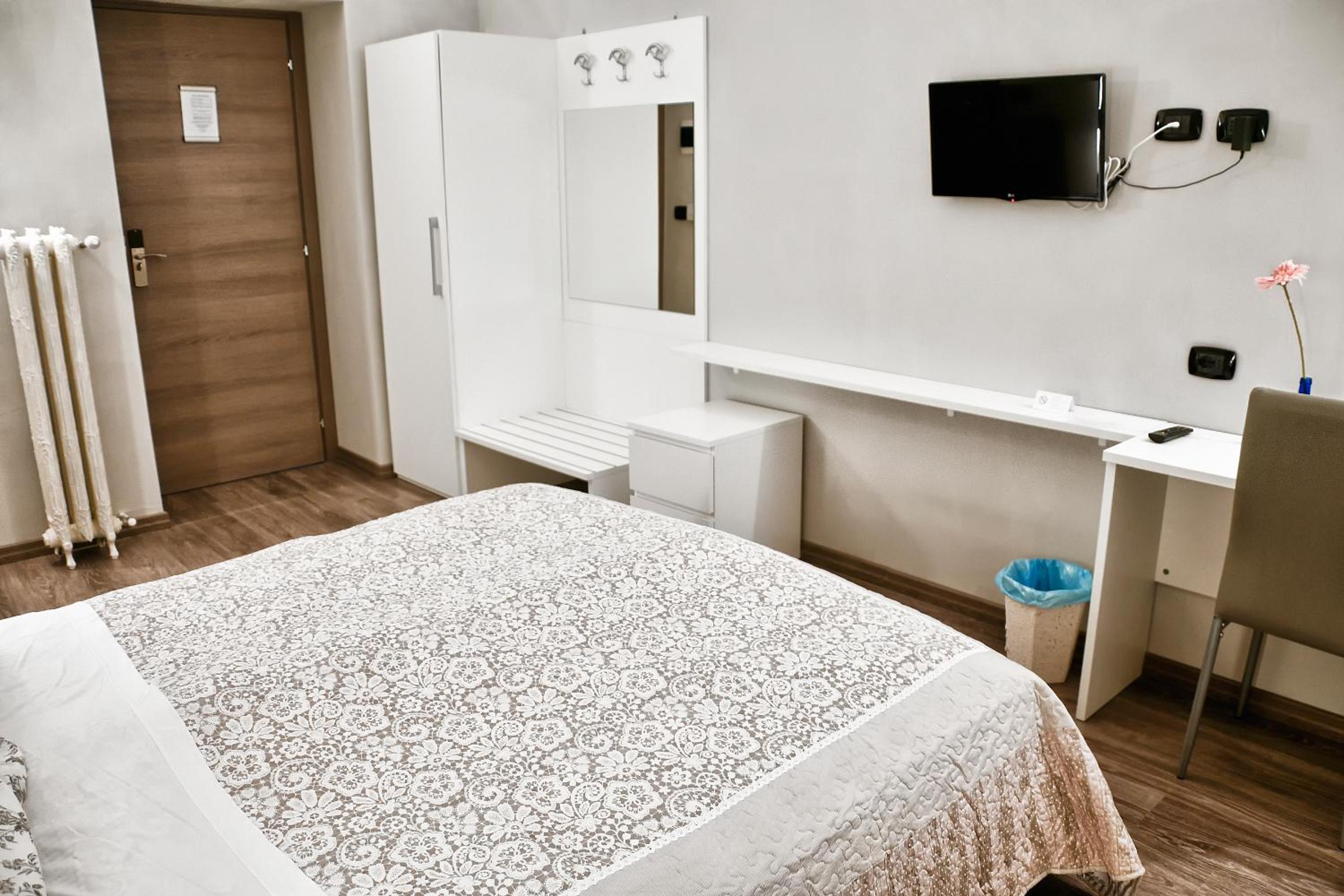 Budget Double Room with Private Bathroom - Photo 10