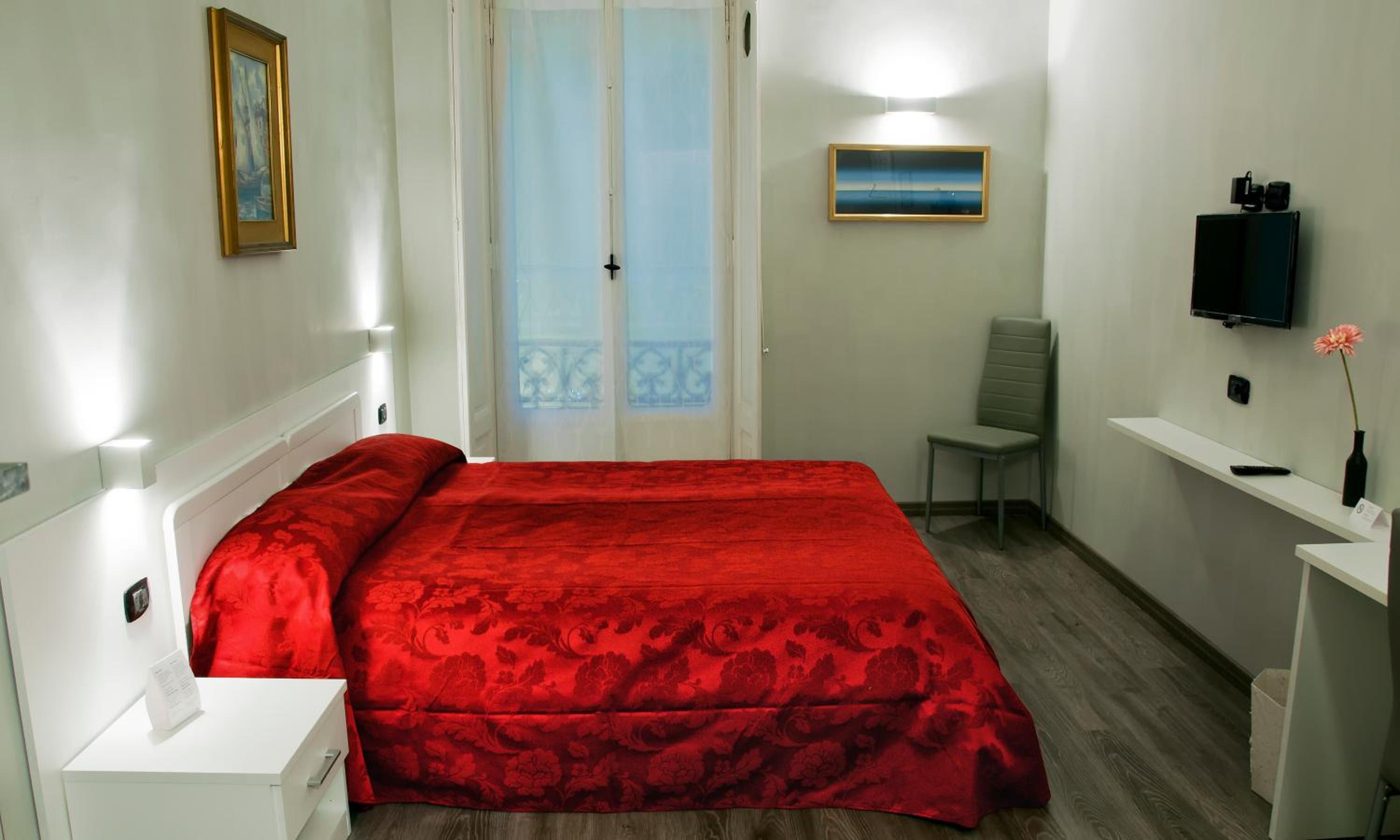 Budget Double Room with Private Bathroom - Photo 9